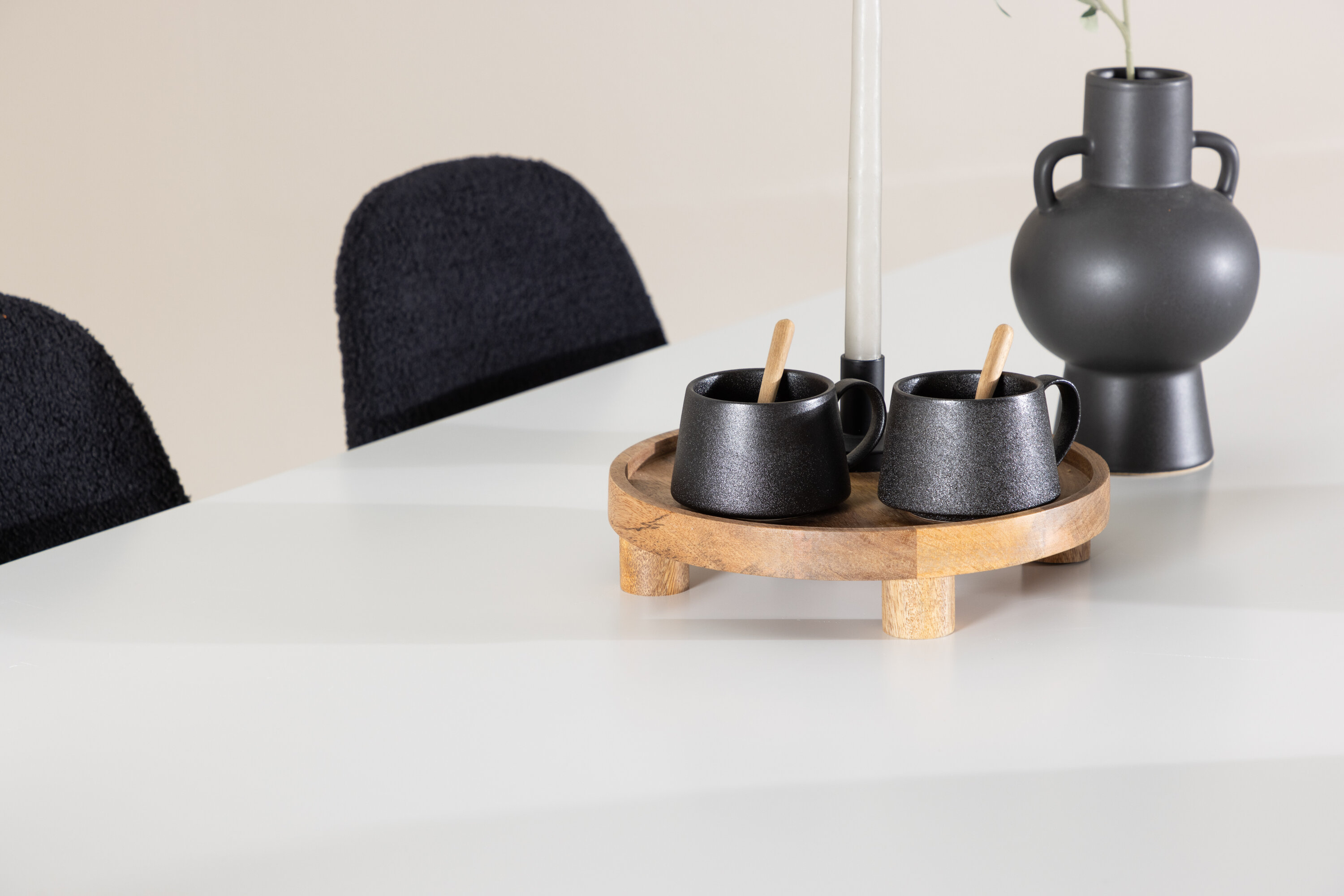 Silar, Polar ensemble repas rectangulaire blanc, noir en situation dans une pièce décorée