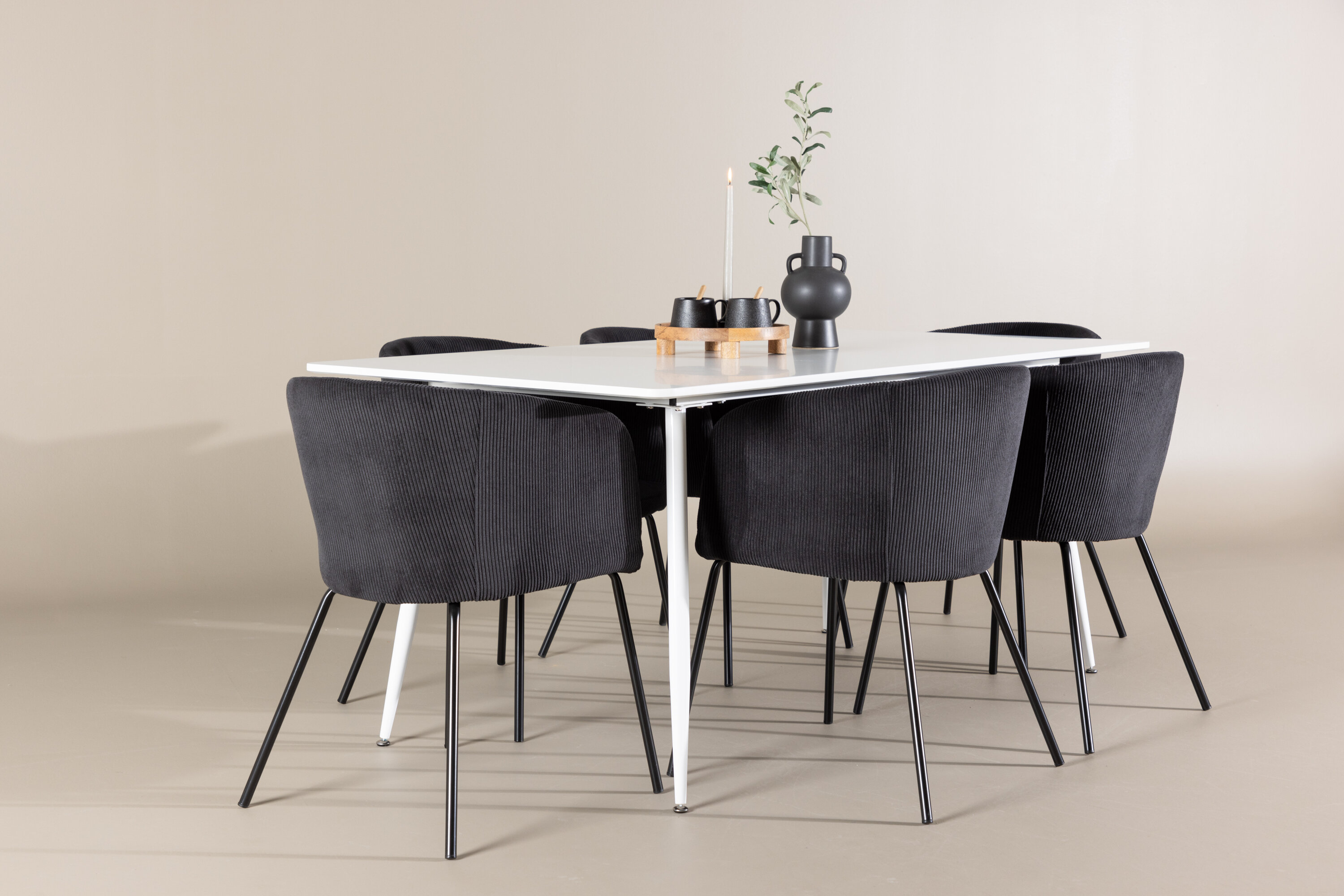 Silar, Berit ensemble repas rectangulaire blanc, noir en situation dans une pièce décorée