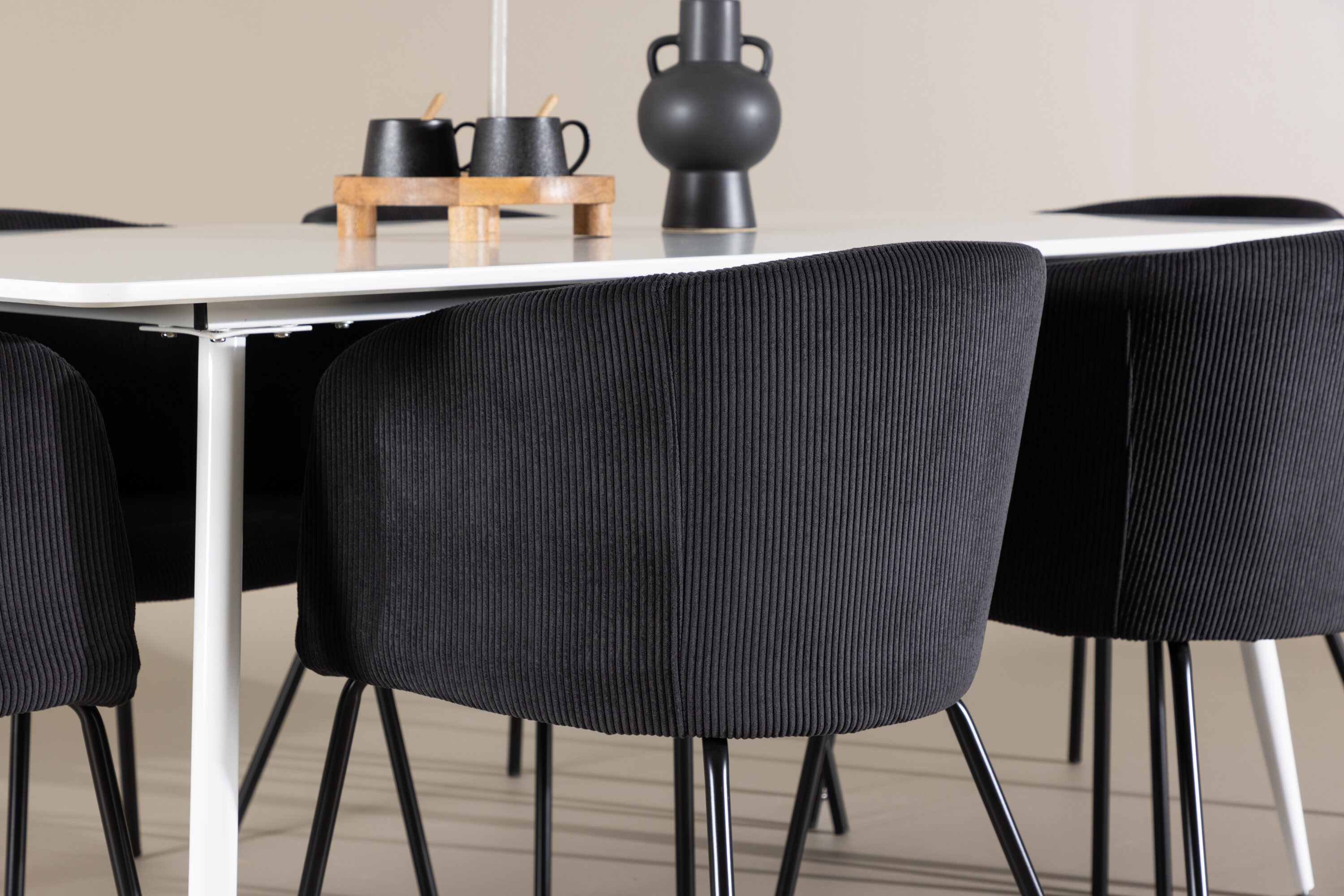 Silar, Berit ensemble repas rectangulaire blanc, noir en situation dans une pièce décorée