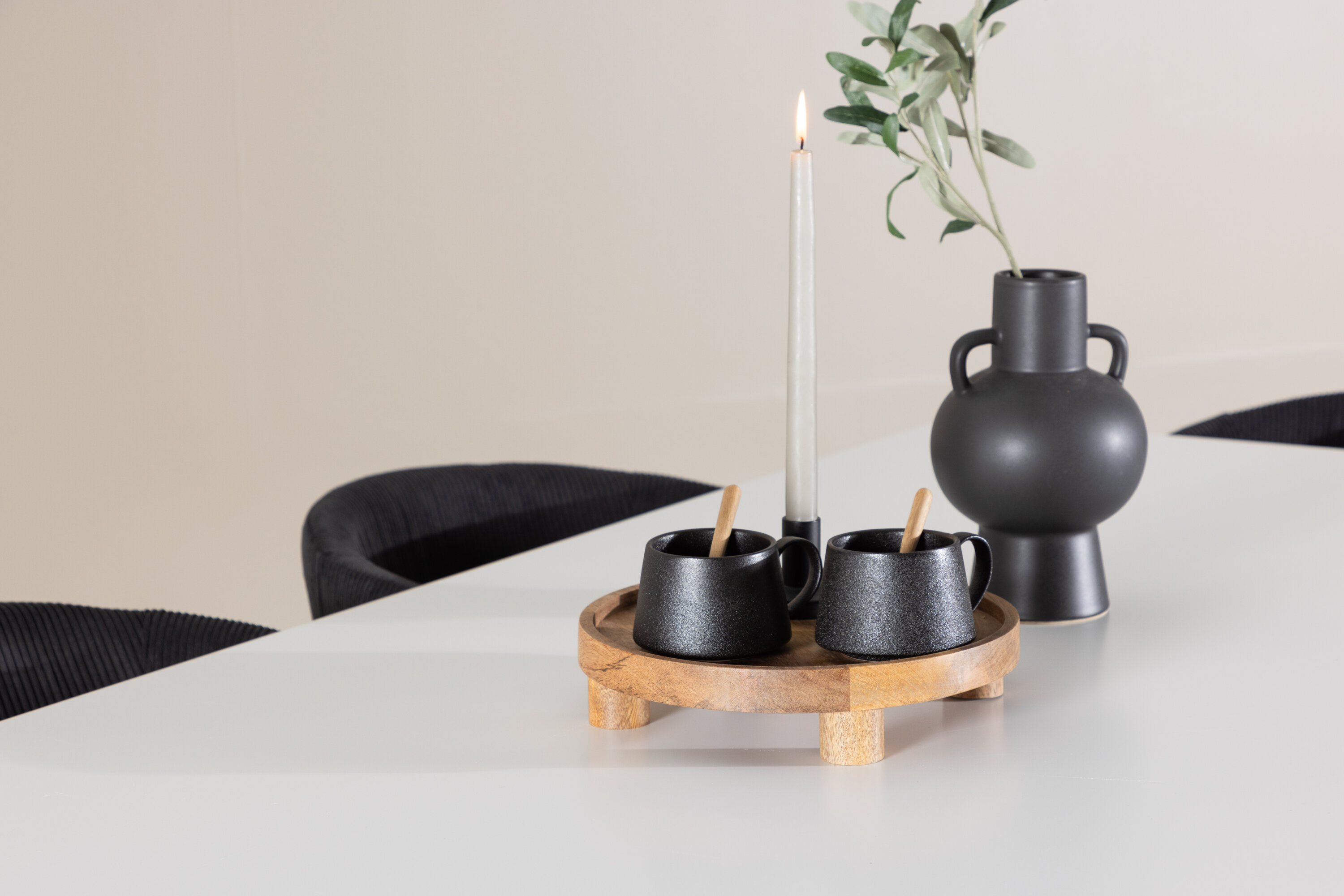 Silar, Berit ensemble repas rectangulaire blanc, noir en situation dans une pièce décorée