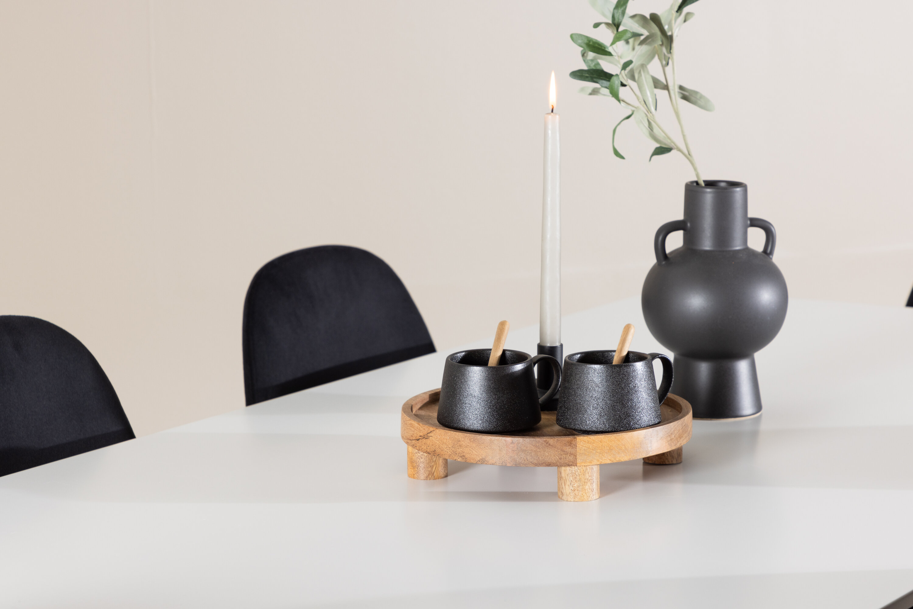 Silar, Polar ensemble repas rectangulaire blanc, noir en situation dans une pièce décorée