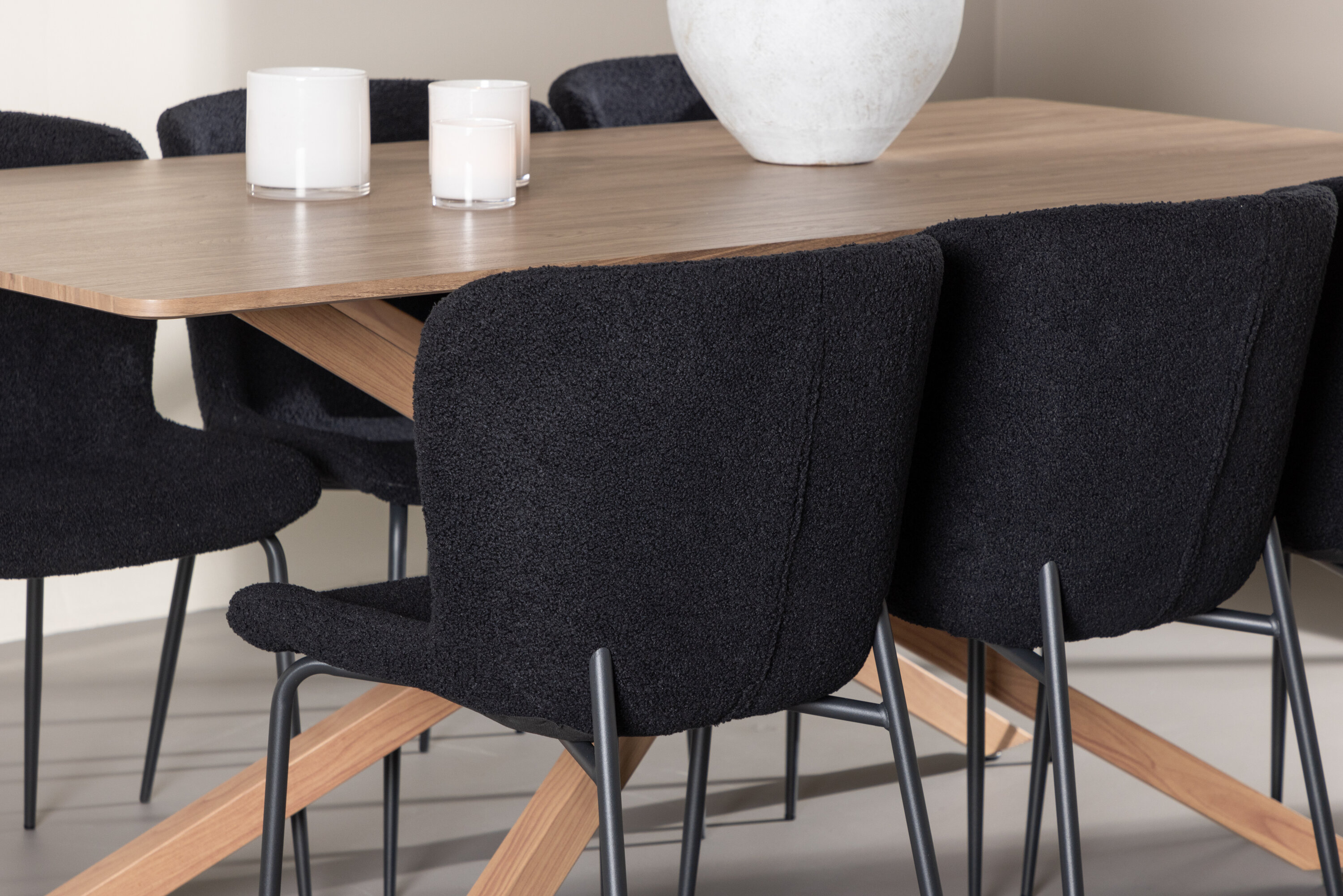 Piazza, Modesto ensemble repas rectangulaire moka, noir en situation dans une pièce décorée