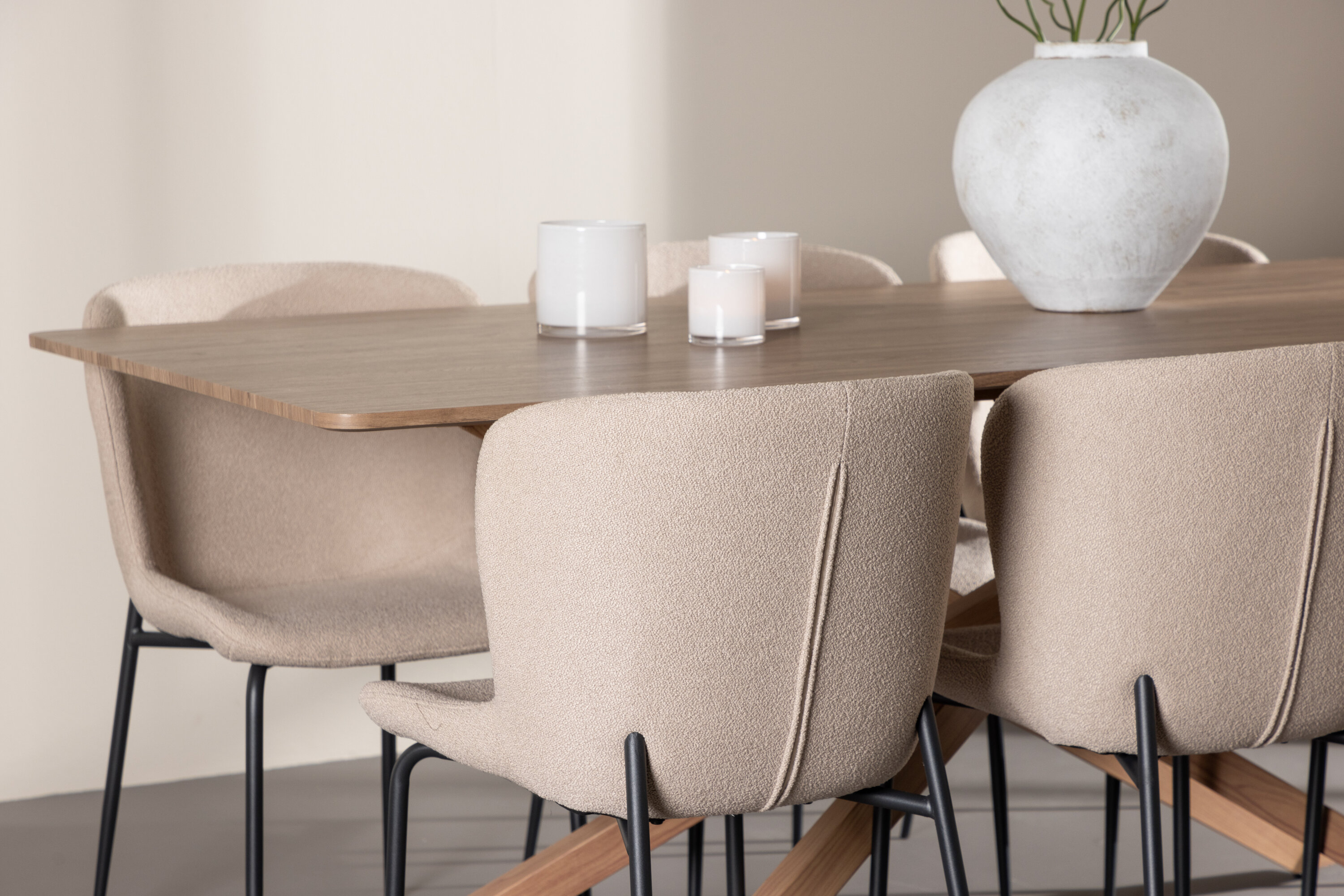 Piazza, Modesto ensemble repas rectangulaire moka, beige, noir en situation dans une pièce décorée