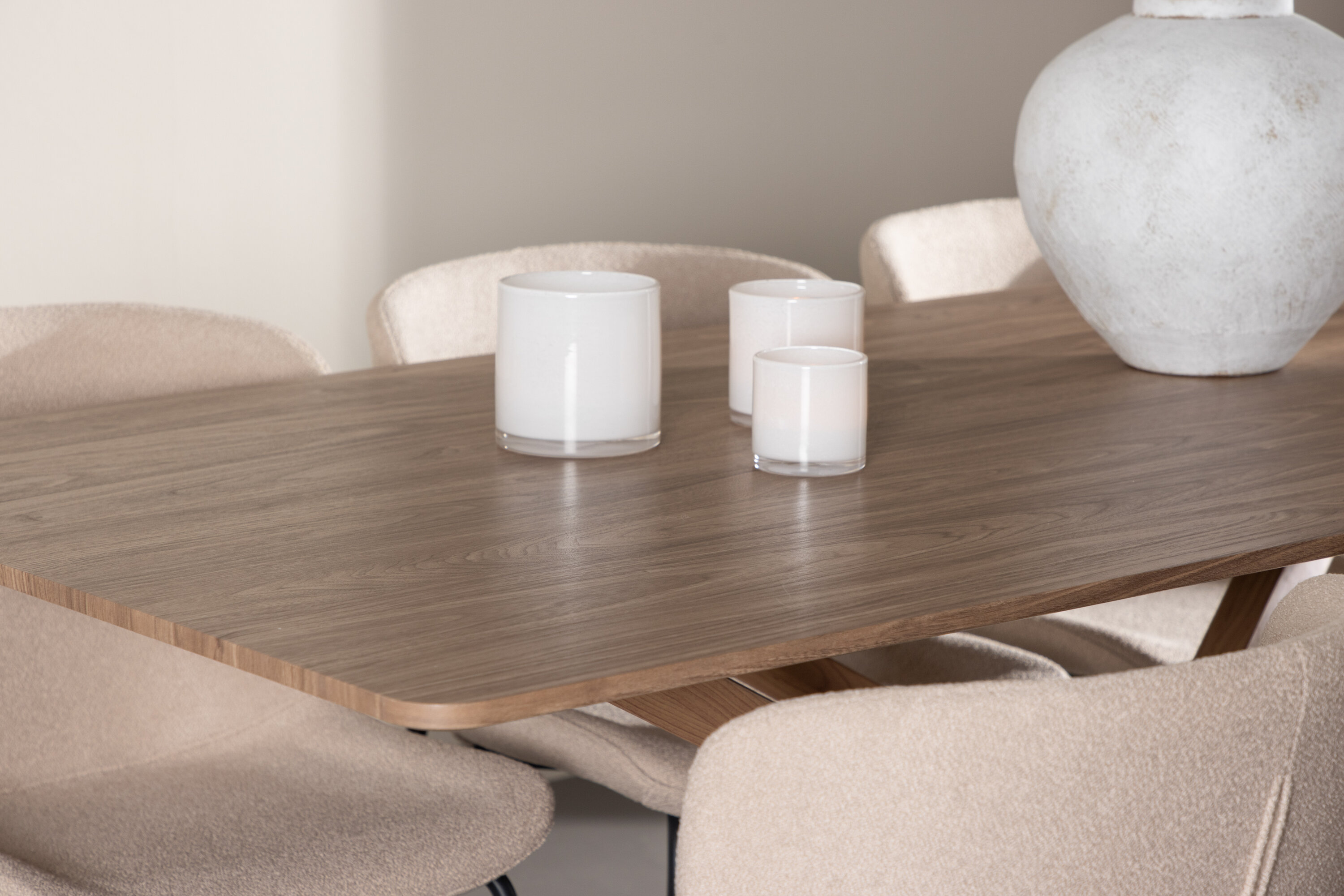 Piazza, Modesto ensemble repas rectangulaire moka, beige, noir en situation dans une pièce décorée