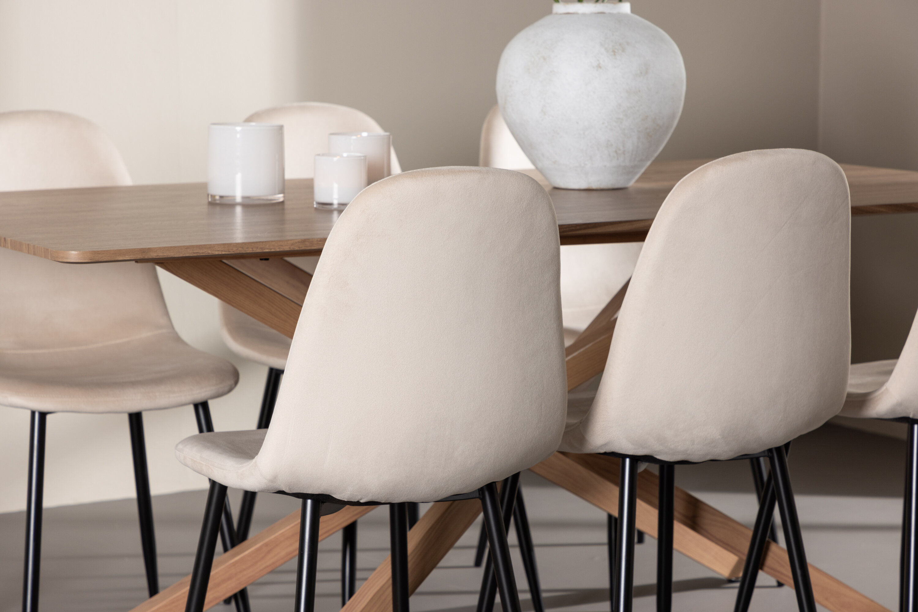 Piazza, Polar ensemble repas rectangulaire moka, beige, noir en situation dans une pièce décorée