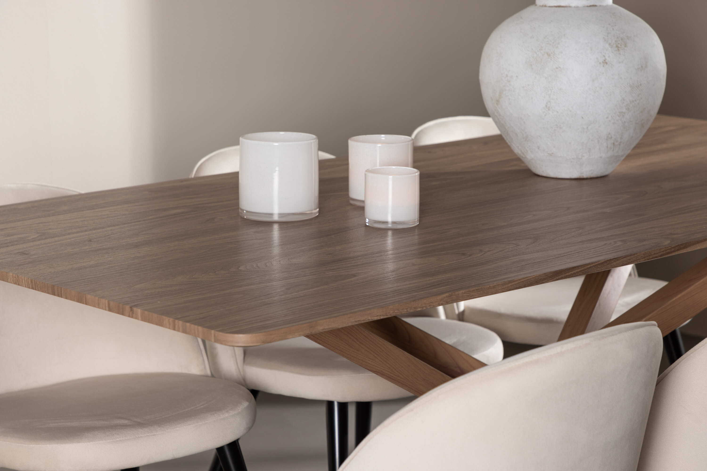 Piazza, Velvet ensemble repas rectangulaire moka, beige, noir en situation dans une pièce décorée