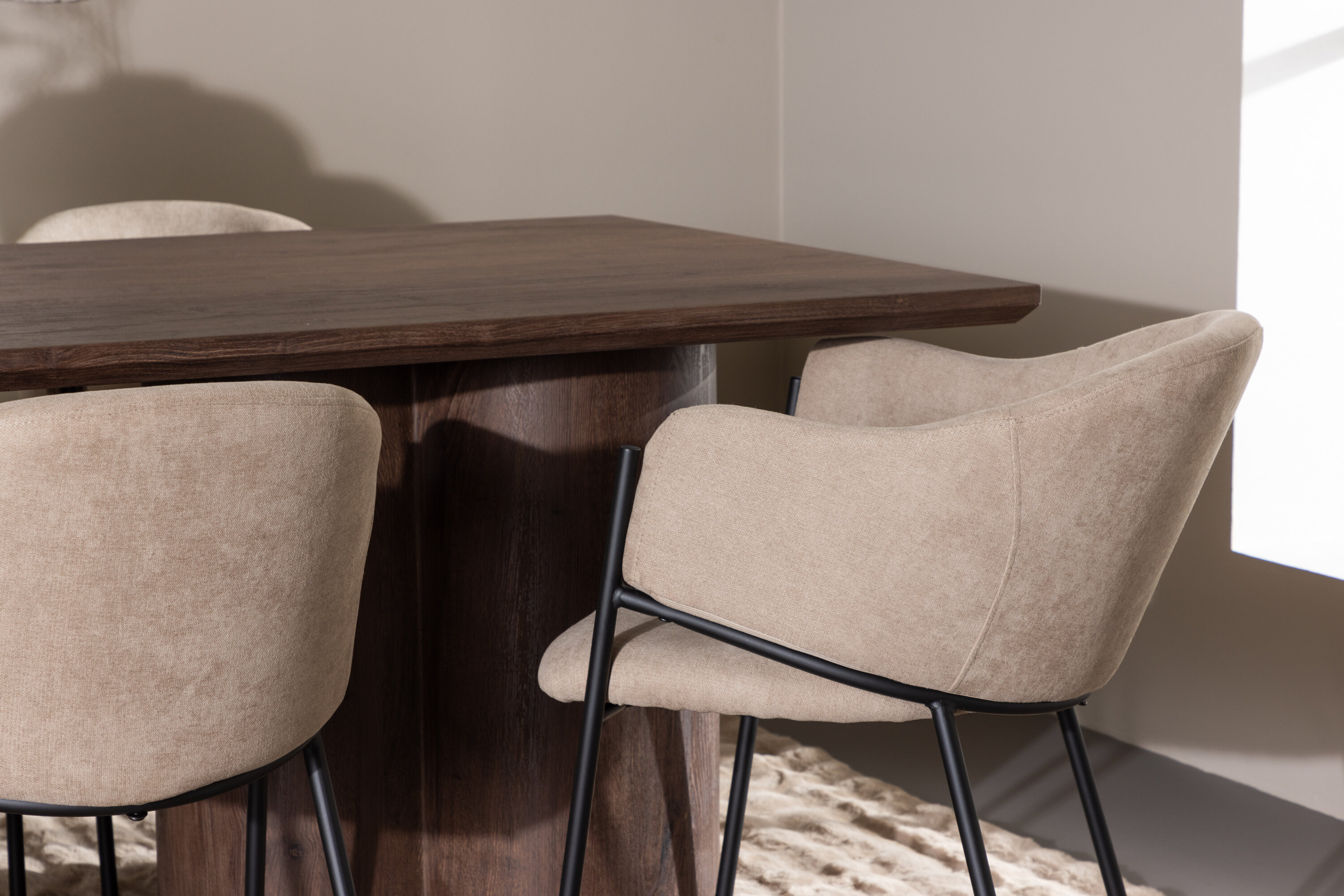 Olivia, Evelina ensemble repas rectangulaire moka, beige, noir en situation dans une pièce décorée