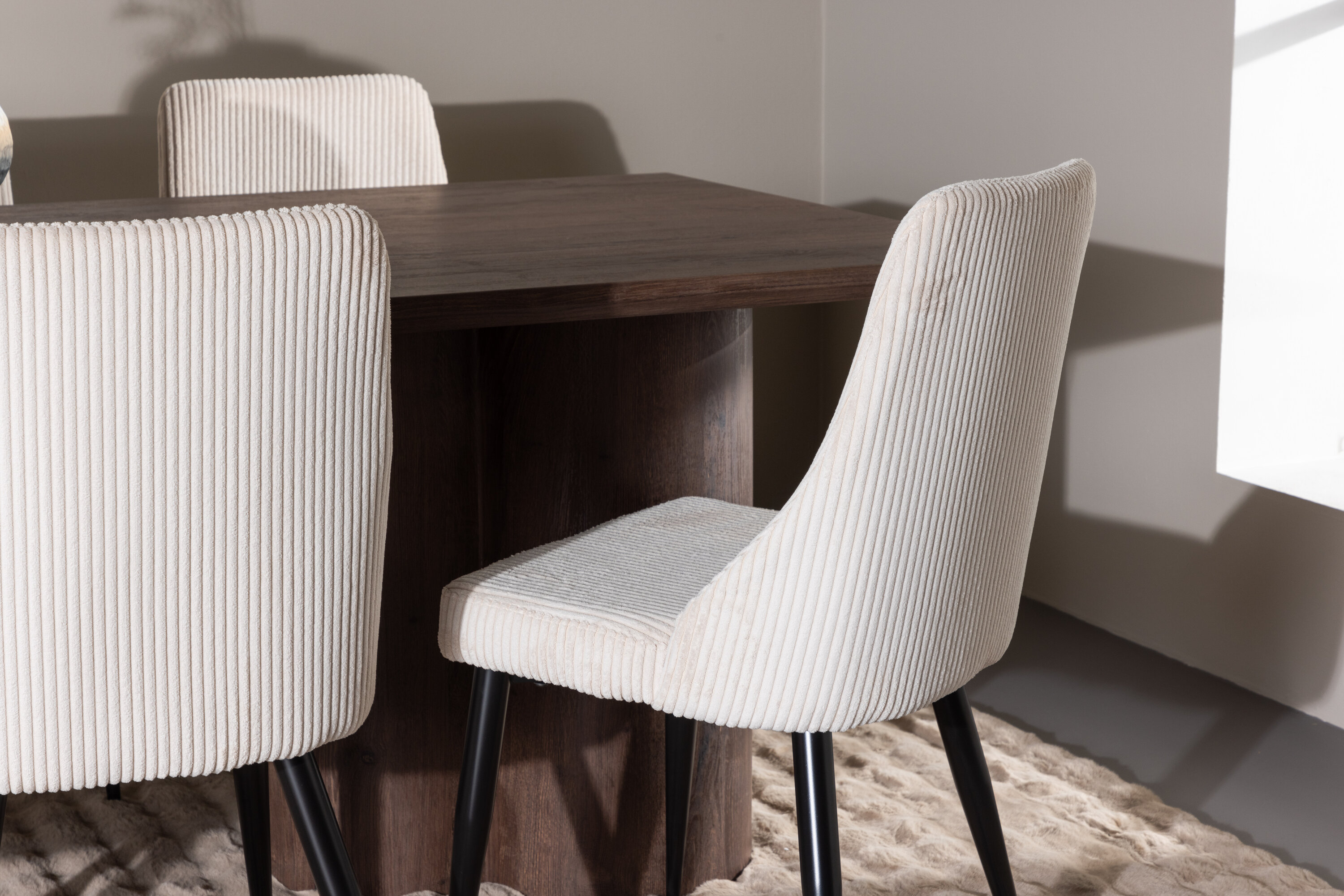 Olivia, Leone ensemble repas rectangulaire moka, beige, noir en situation dans une pièce décorée