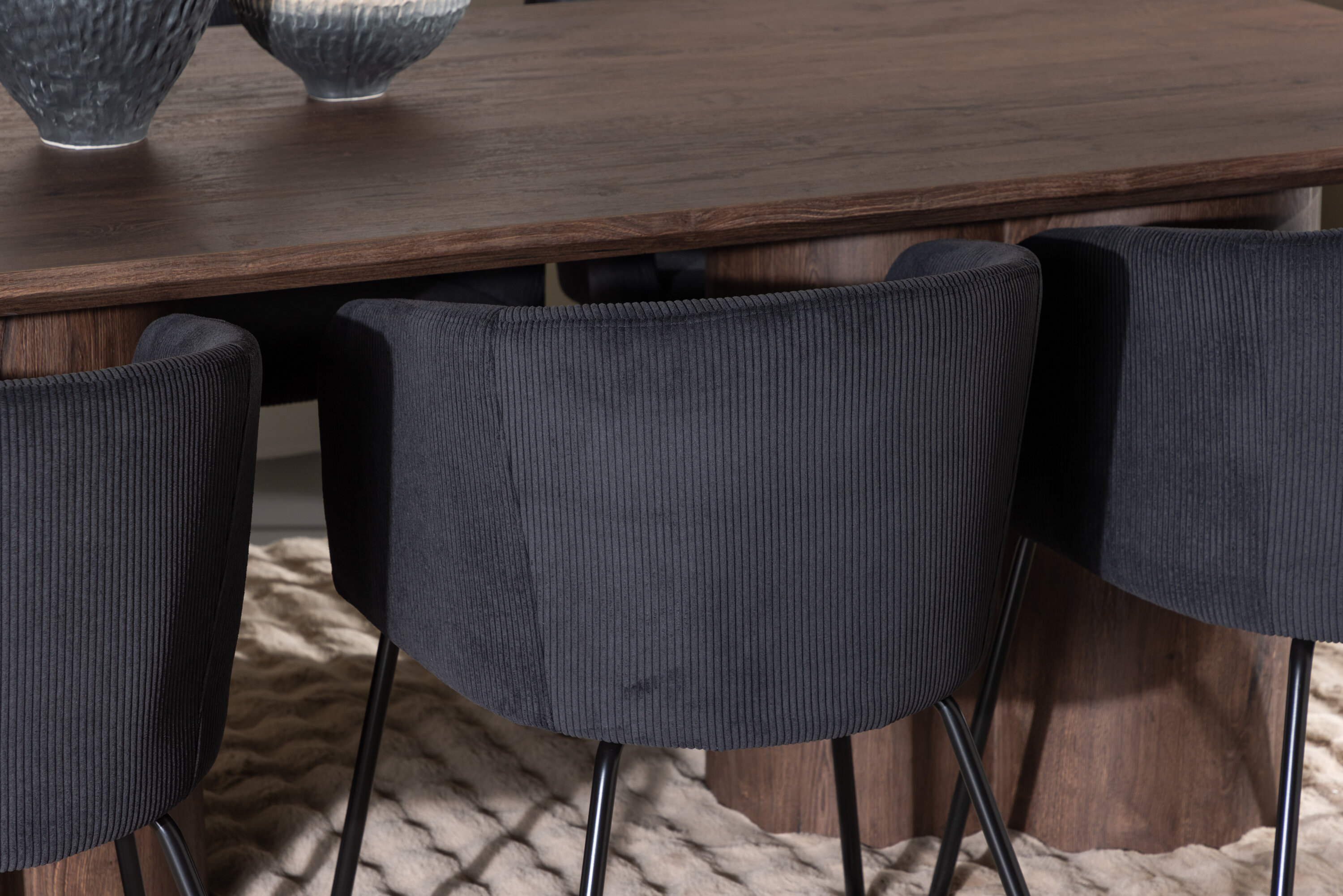 Olivia, Berit ensemble repas rectangulaire moka, noir en situation dans une pièce décorée