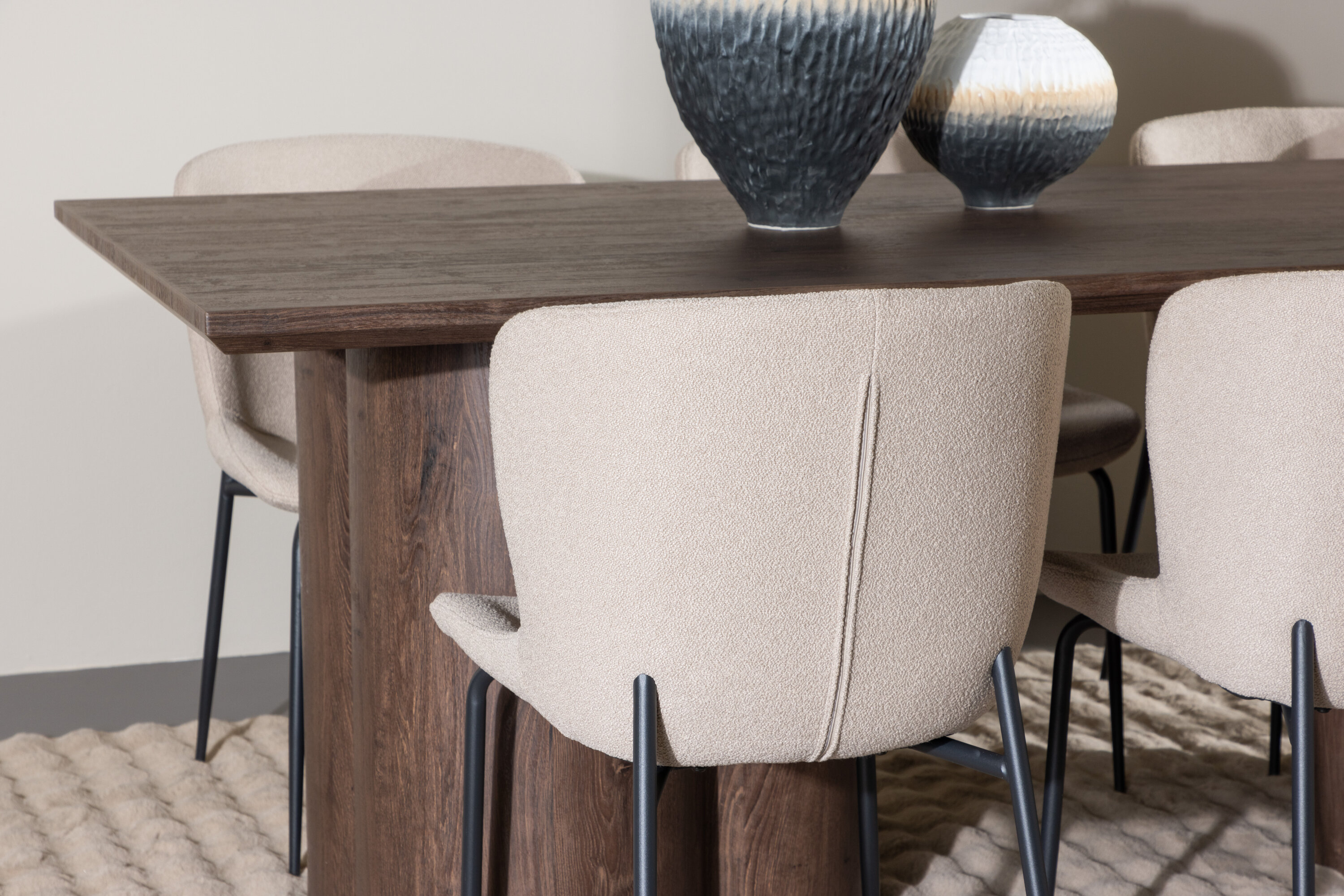 Olivia, Modesto ensemble repas rectangulaire moka, beige, noir en situation dans une pièce décorée