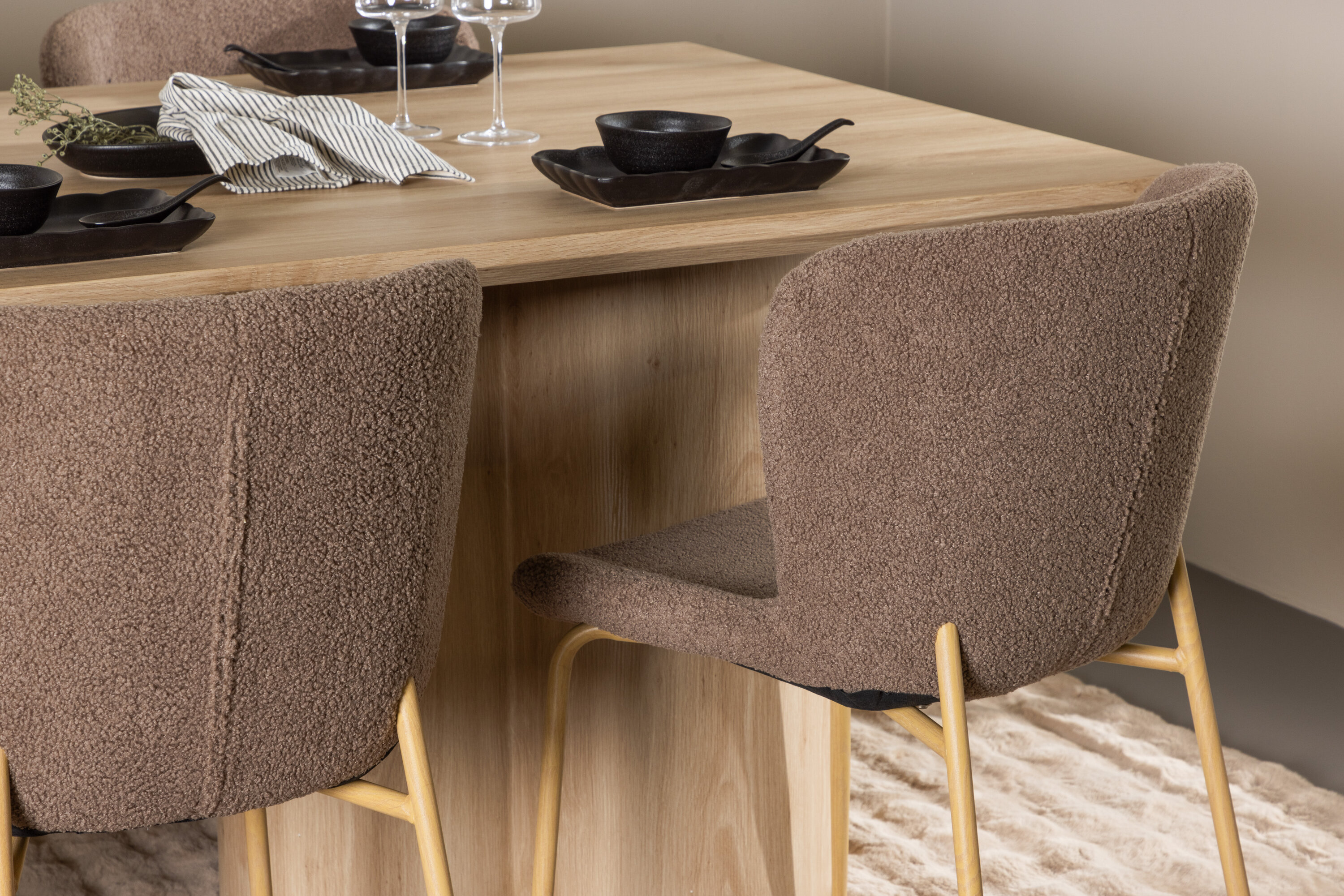 Olivia, Modesto ensemble repas rectangulaire naturel, marron, moka en situation dans une pièce décorée
