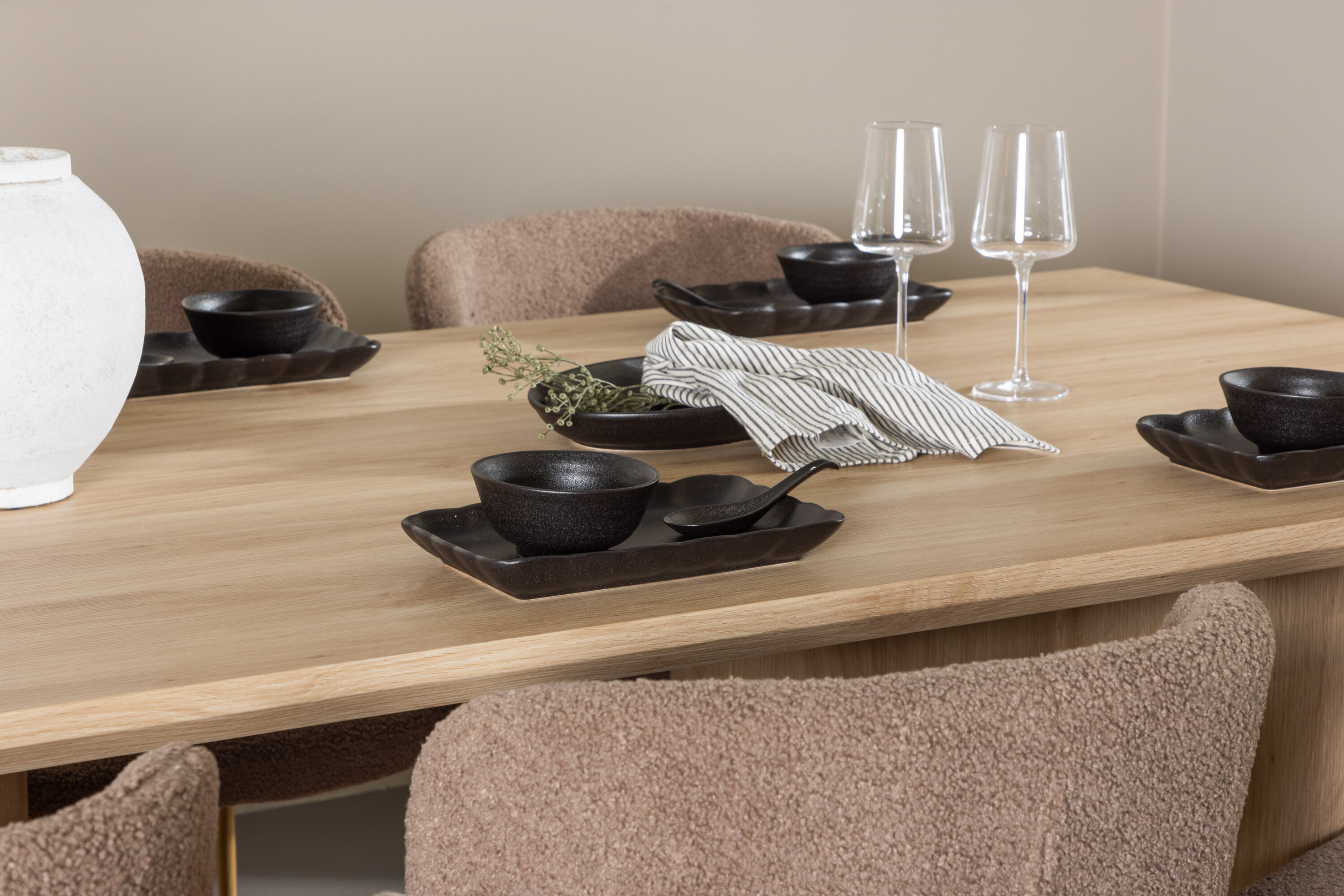 Olivia, Modesto ensemble repas rectangulaire naturel, marron, moka en situation dans une pièce décorée