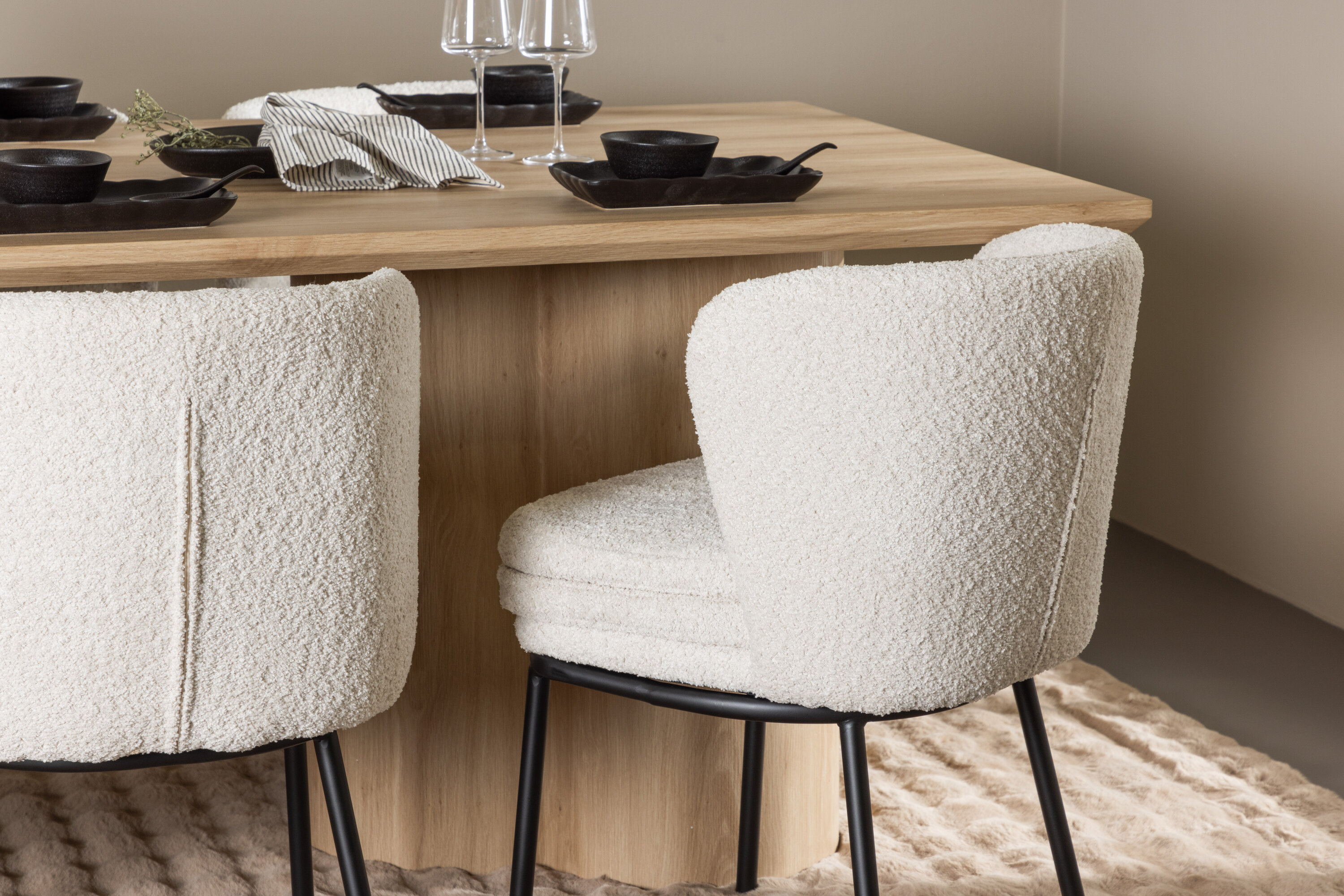 Olivia, Agnes ensemble repas rectangulaire naturel, noir, blanc en situation dans une pièce décorée