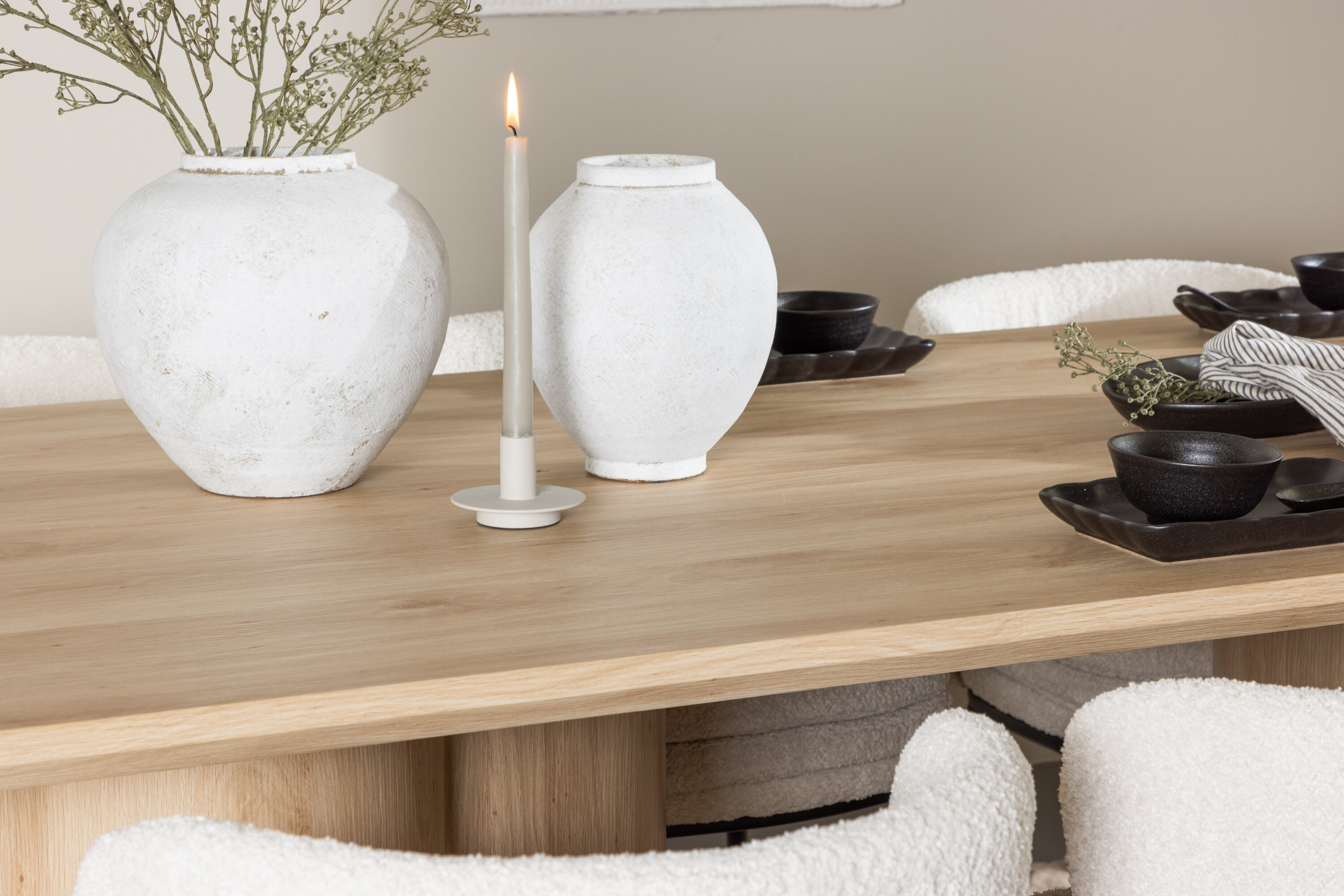 Olivia, Agnes ensemble repas rectangulaire naturel, noir, blanc en situation dans une pièce décorée
