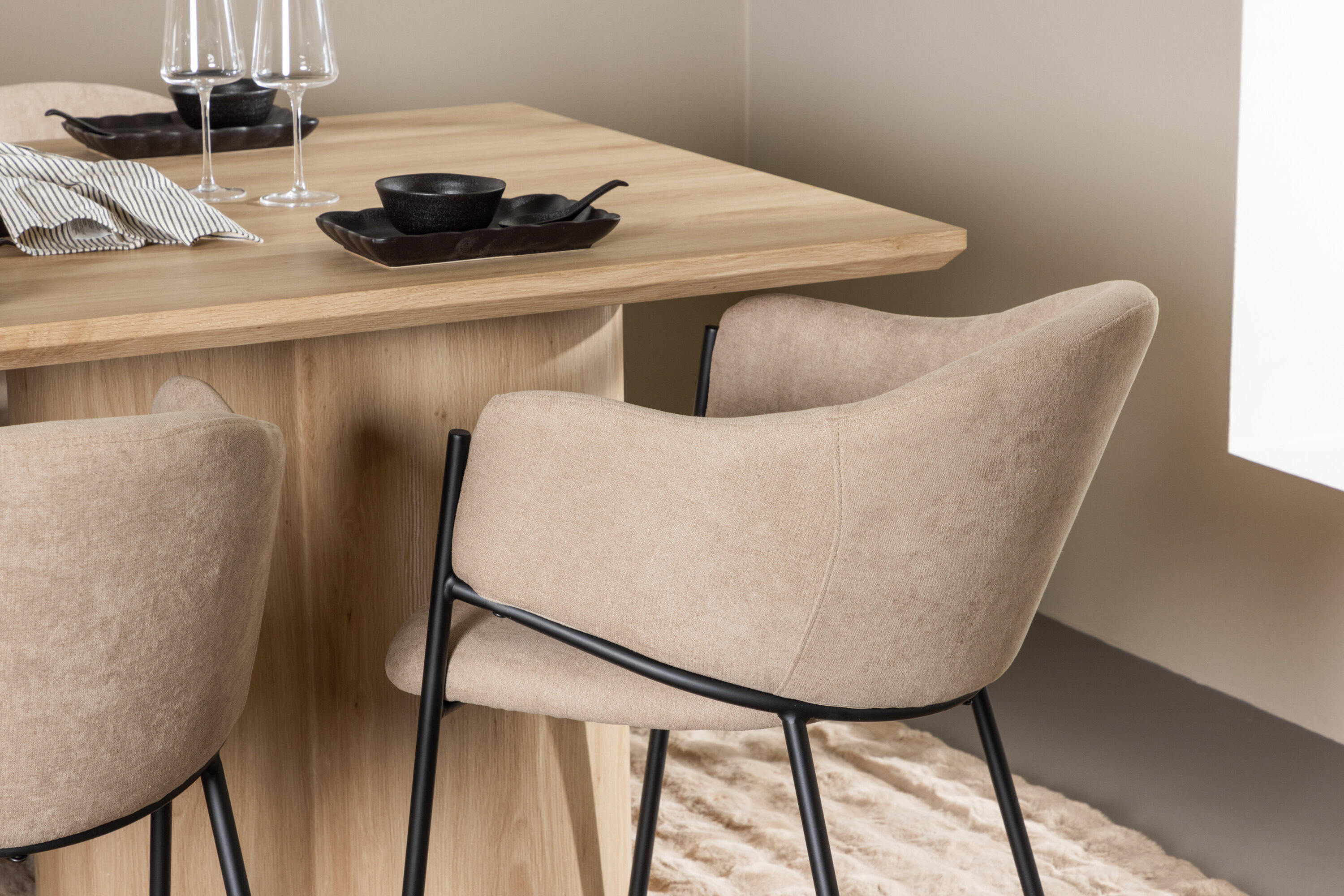 Olivia, Evelina ensemble repas rectangulaire naturel, beige, noir en situation dans une pièce décorée