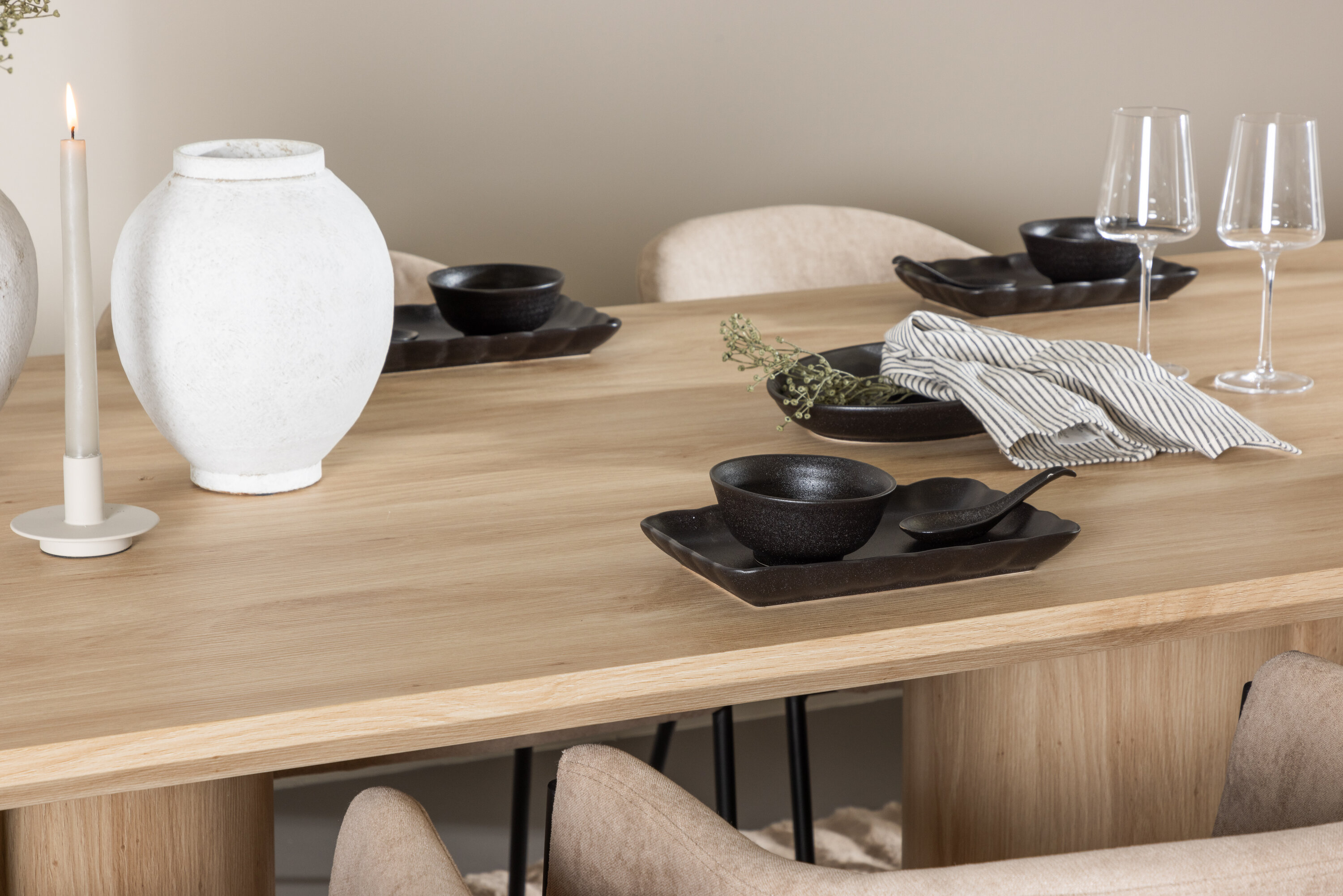 Olivia, Evelina ensemble repas rectangulaire naturel, beige, noir en situation dans une pièce décorée