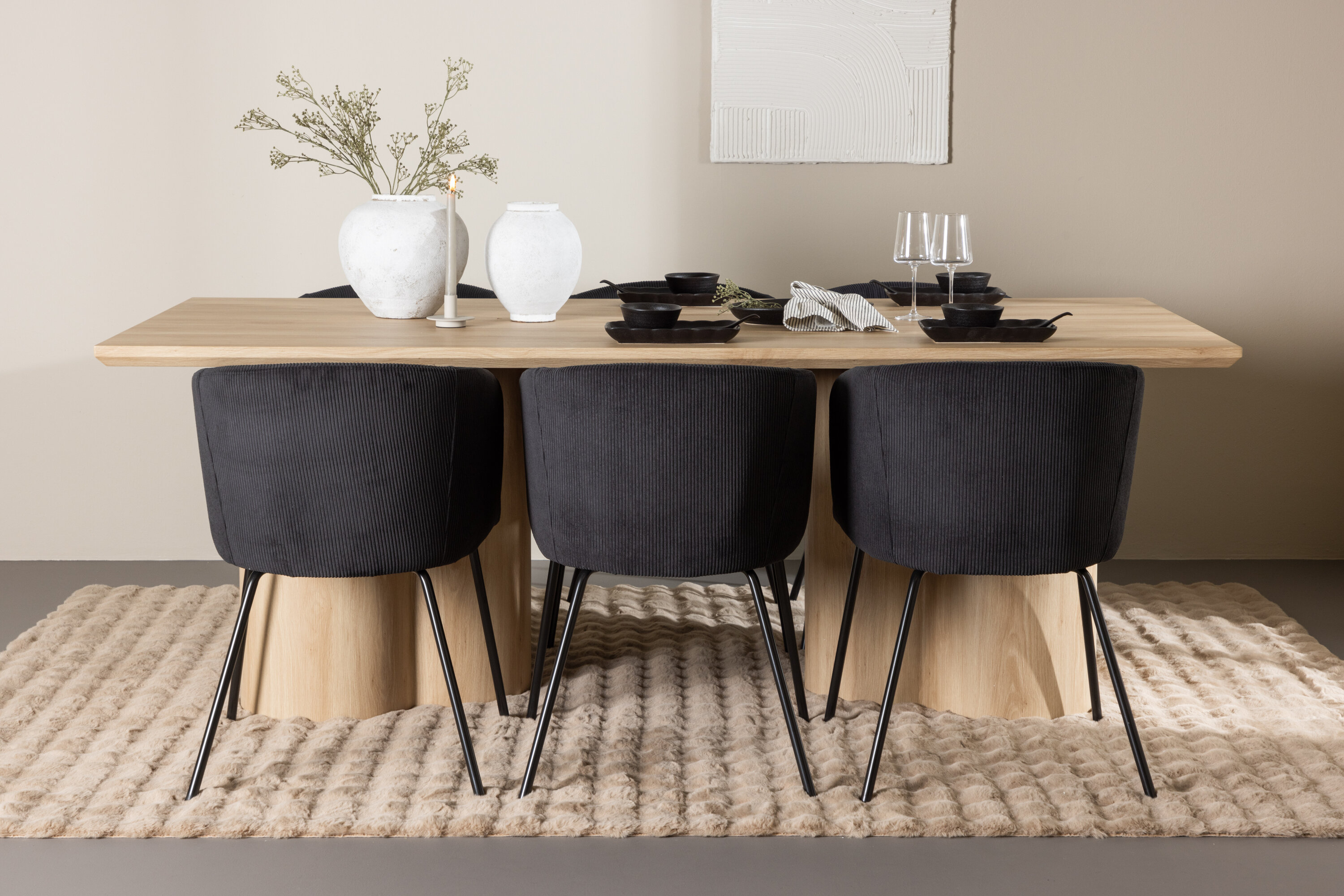 Olivia, Berit ensemble repas rectangulaire naturel, noir en situation dans une pièce décorée