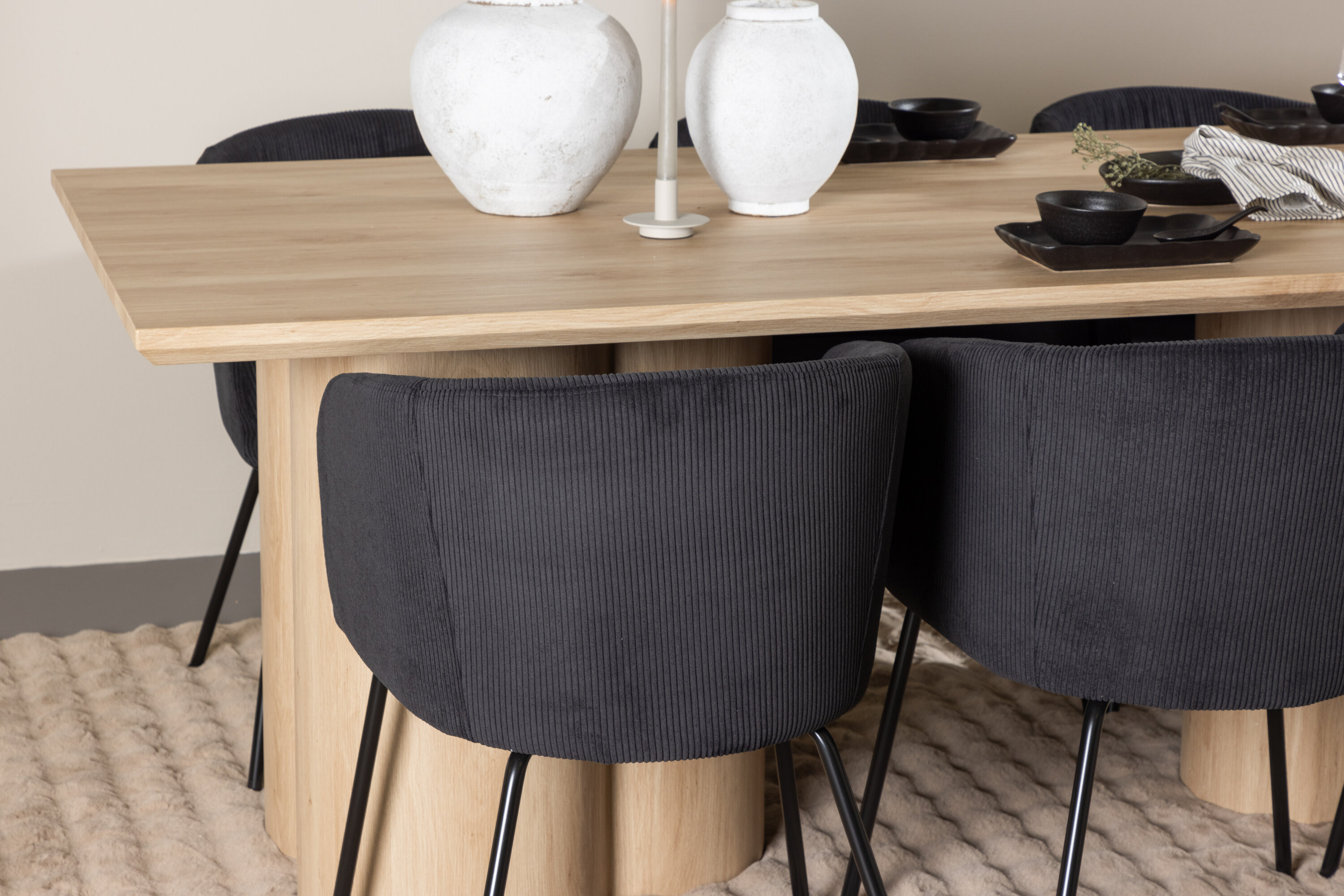 Olivia, Berit ensemble repas rectangulaire naturel, noir en situation dans une pièce décorée
