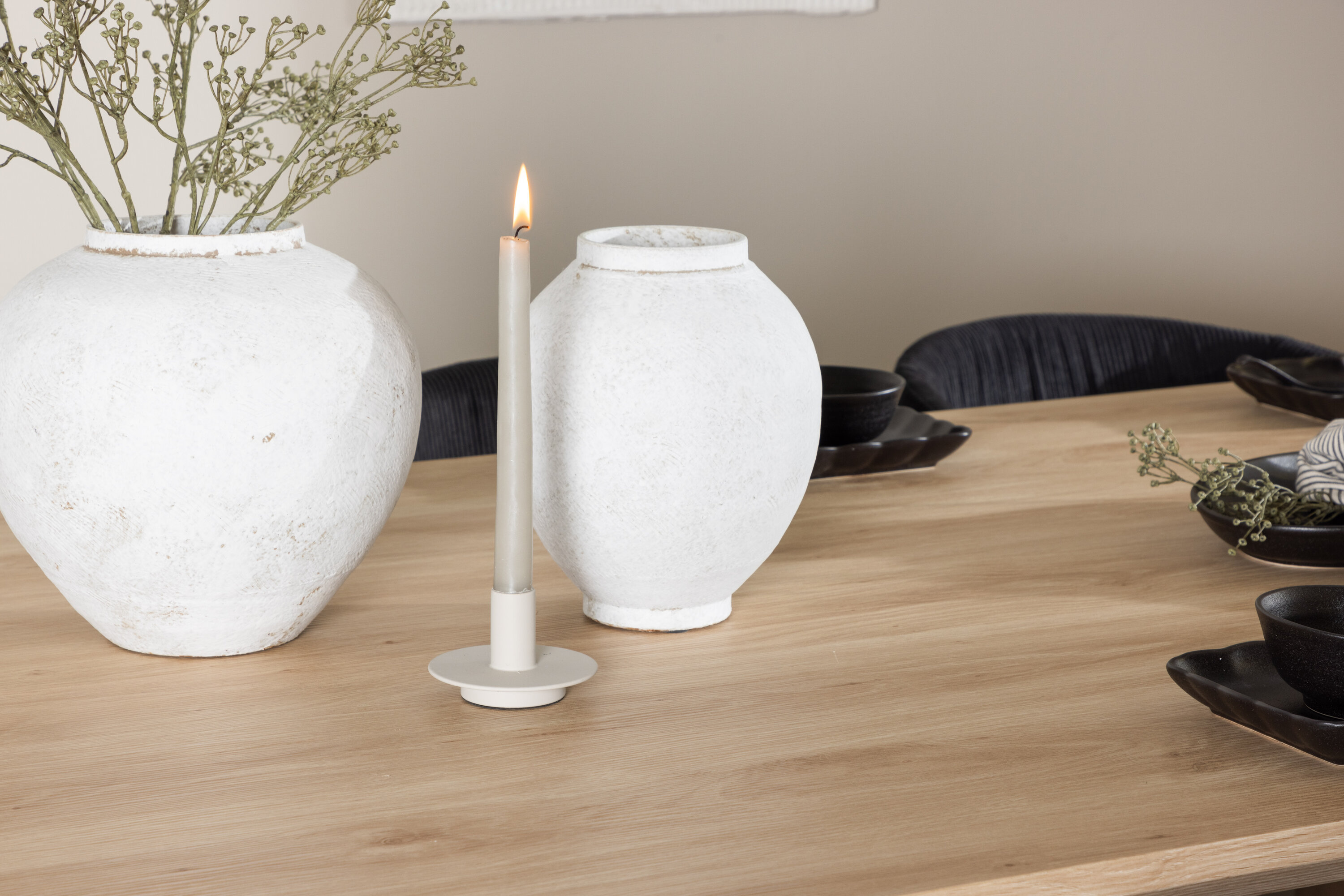 Olivia, Berit ensemble repas rectangulaire naturel, noir en situation dans une pièce décorée