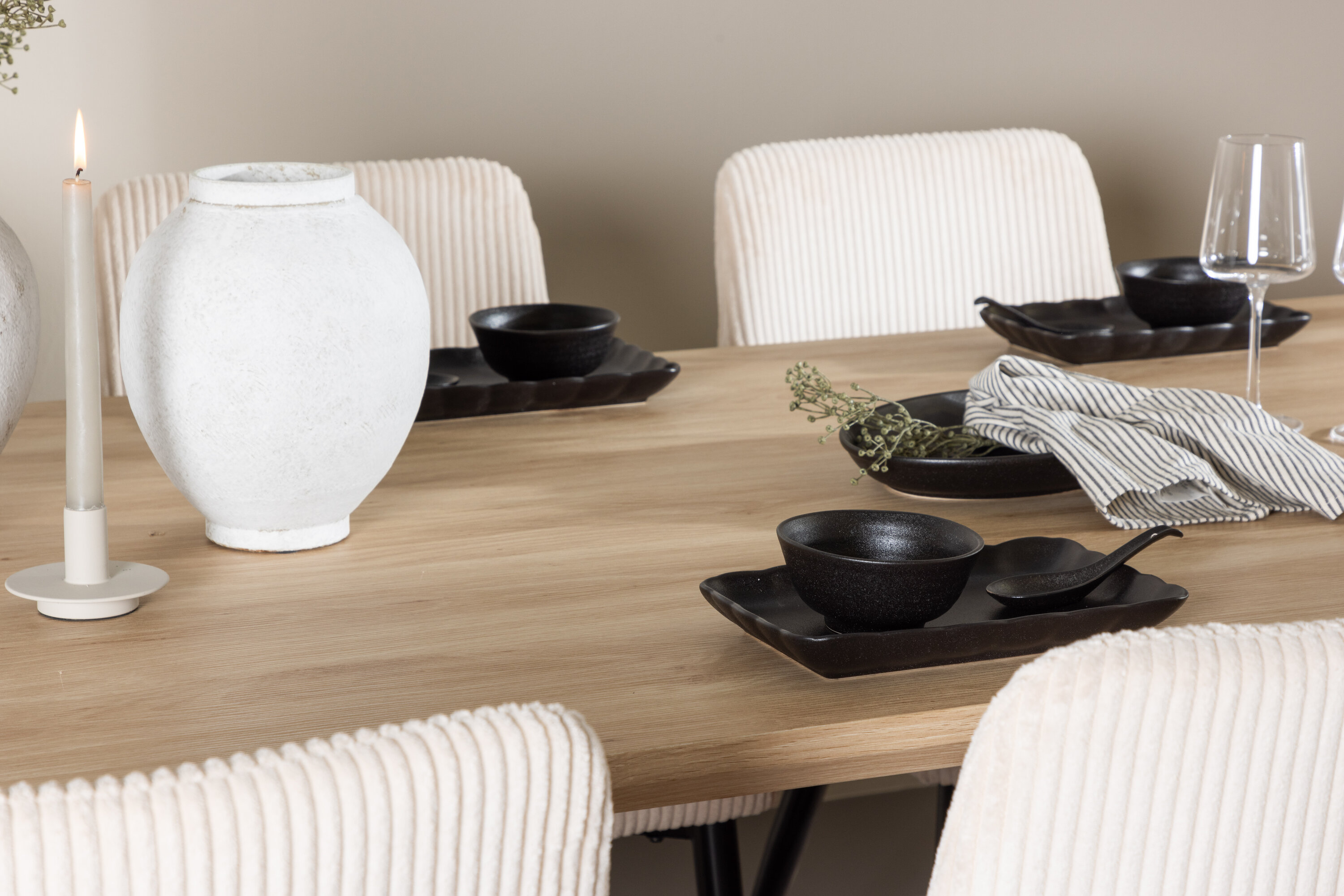 Olivia, Leone ensemble repas rectangulaire naturel, beige, noir en situation dans une pièce décorée