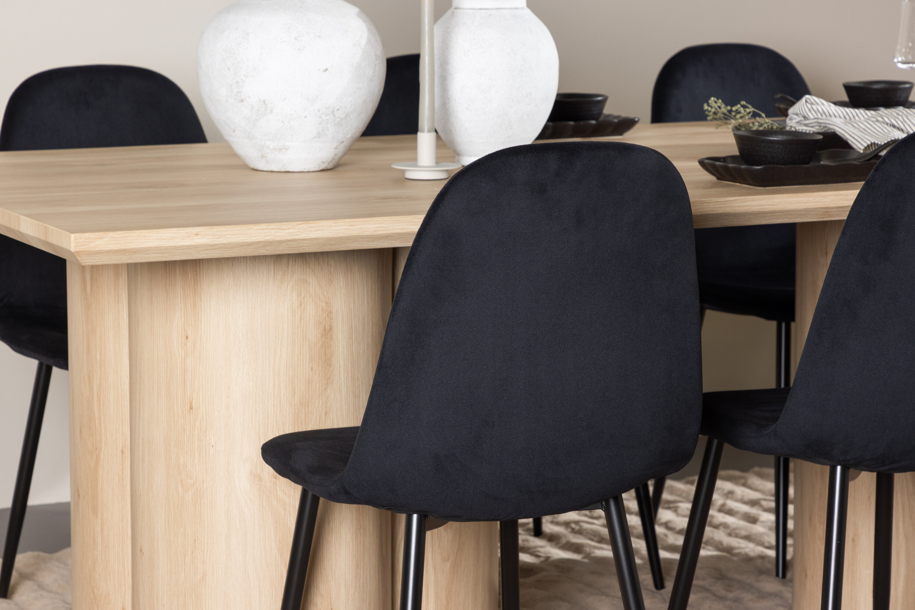 Olivia, Polar ensemble repas rectangulaire naturel, noir en situation dans une pièce décorée