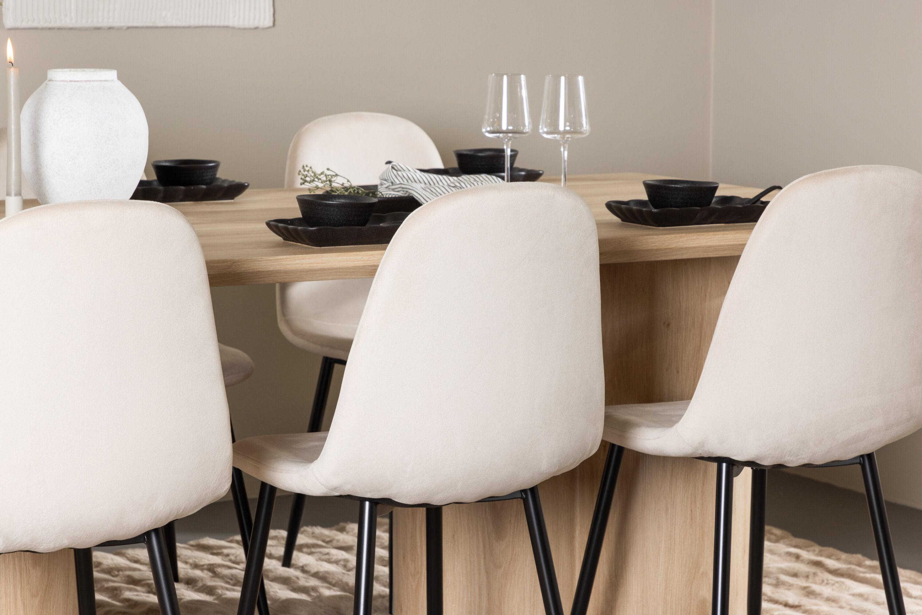 Olivia, Polar ensemble repas rectangulaire naturel, beige, noir en situation dans une pièce décorée