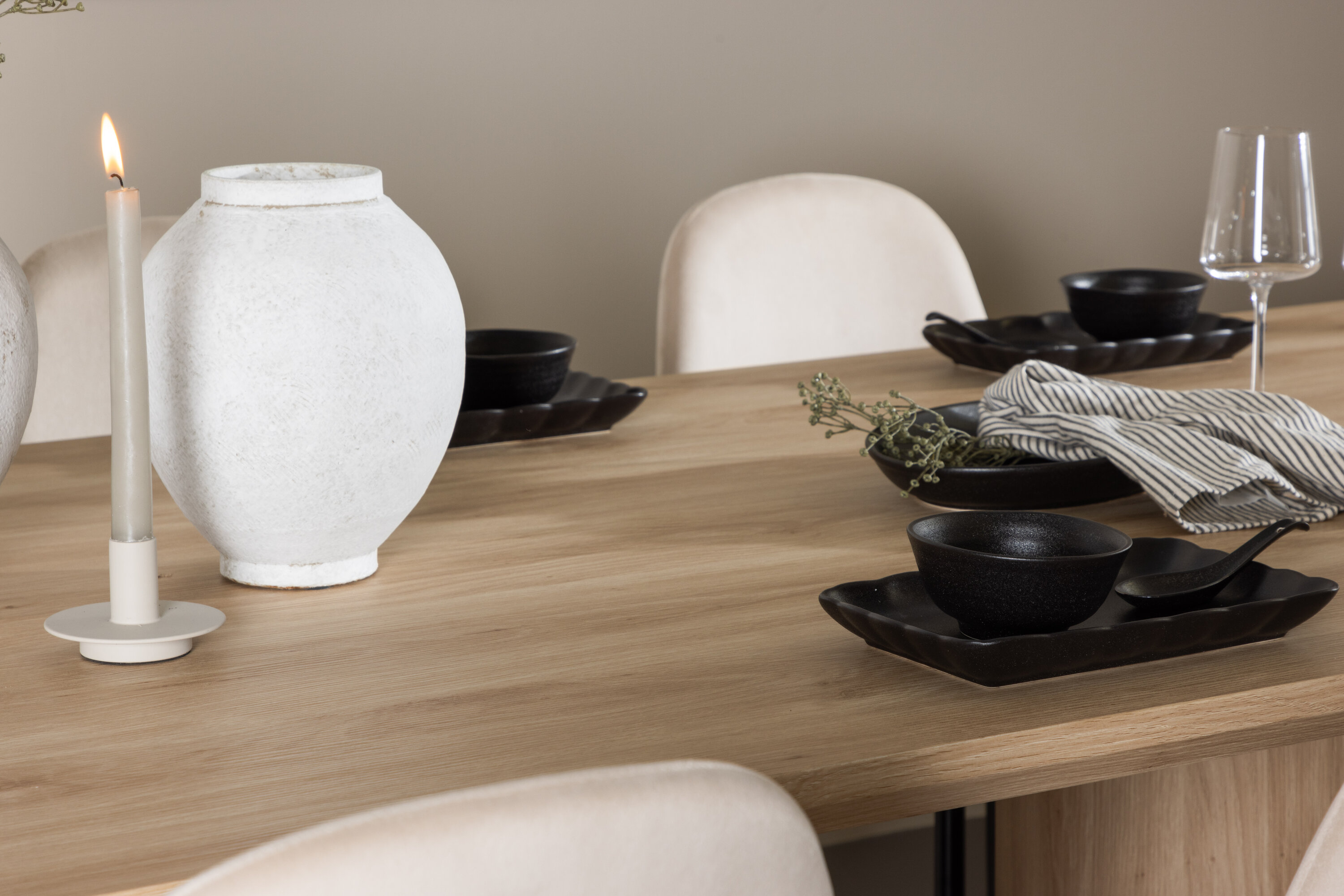 Olivia, Polar ensemble repas rectangulaire naturel, beige, noir en situation dans une pièce décorée