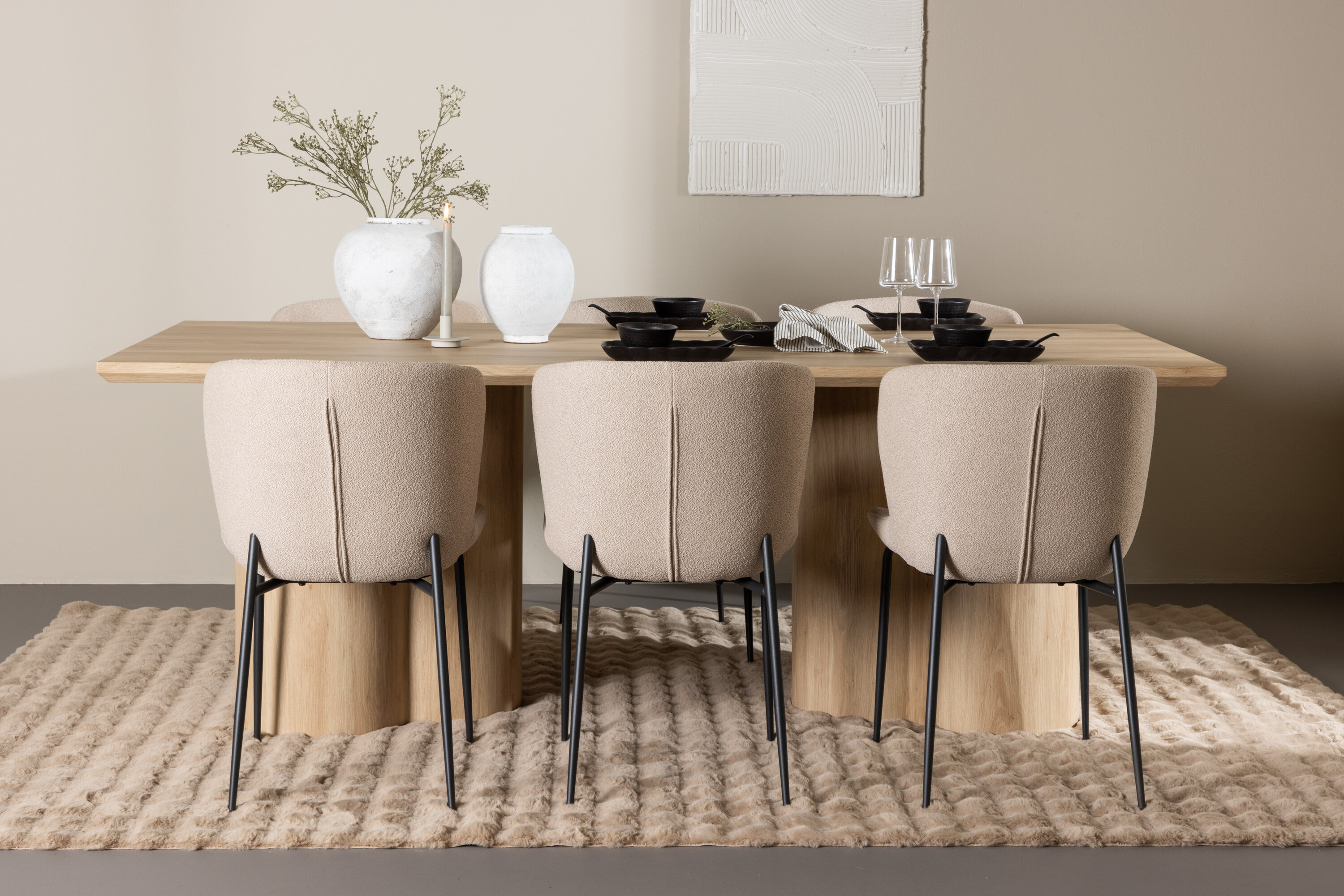 Olivia, Modesto ensemble repas rectangulaire naturel, beige, noir en situation dans une pièce décorée