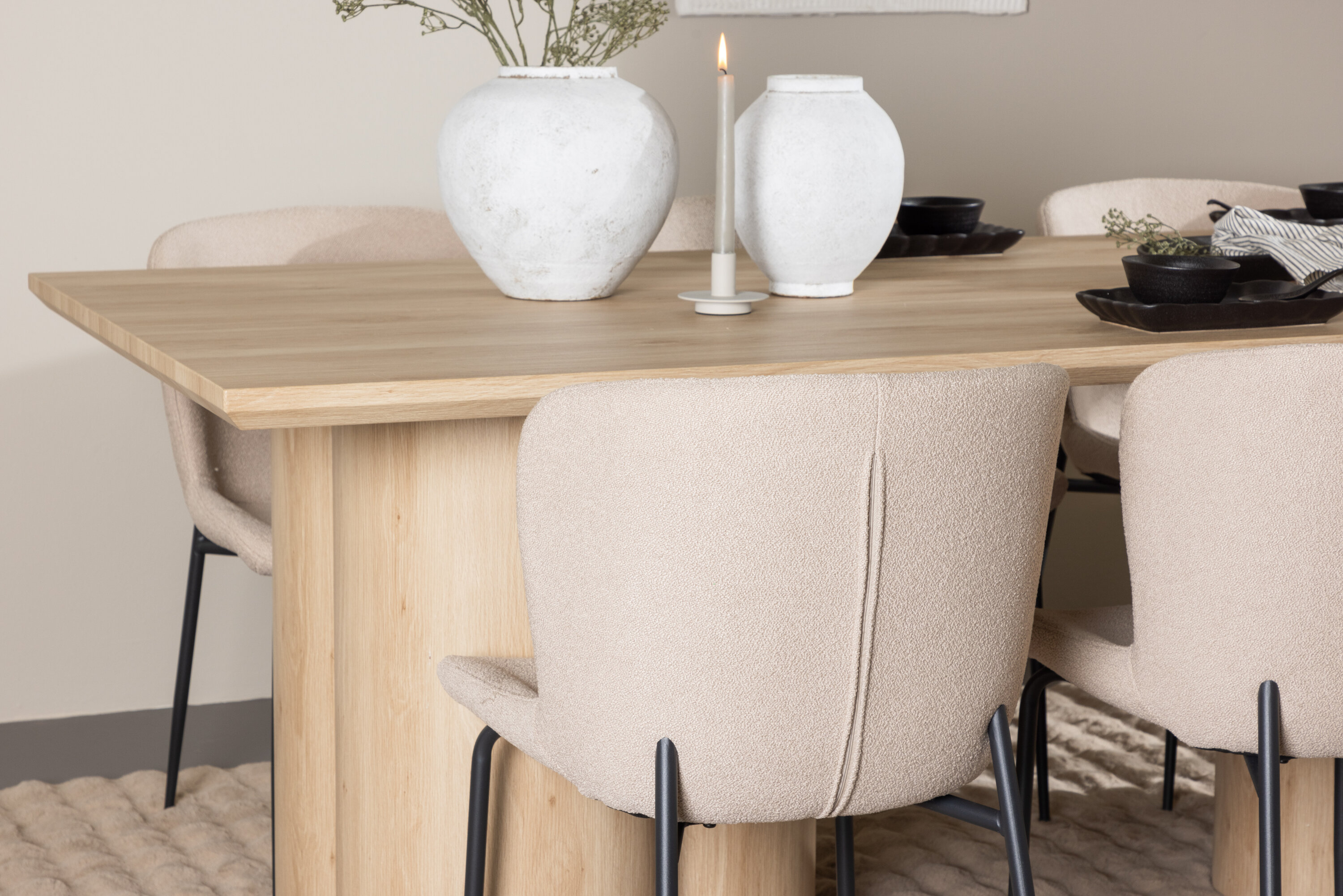 Olivia, Modesto ensemble repas rectangulaire naturel, beige, noir en situation dans une pièce décorée