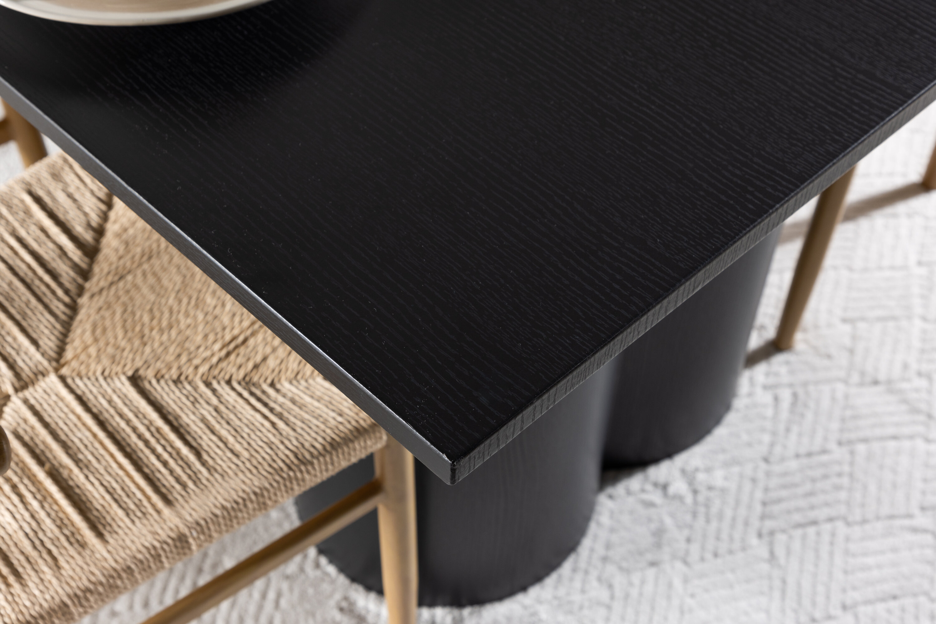 Olivia, Alfons ensemble repas rectangulaire noir, naturel, beige en situation dans une pièce décorée