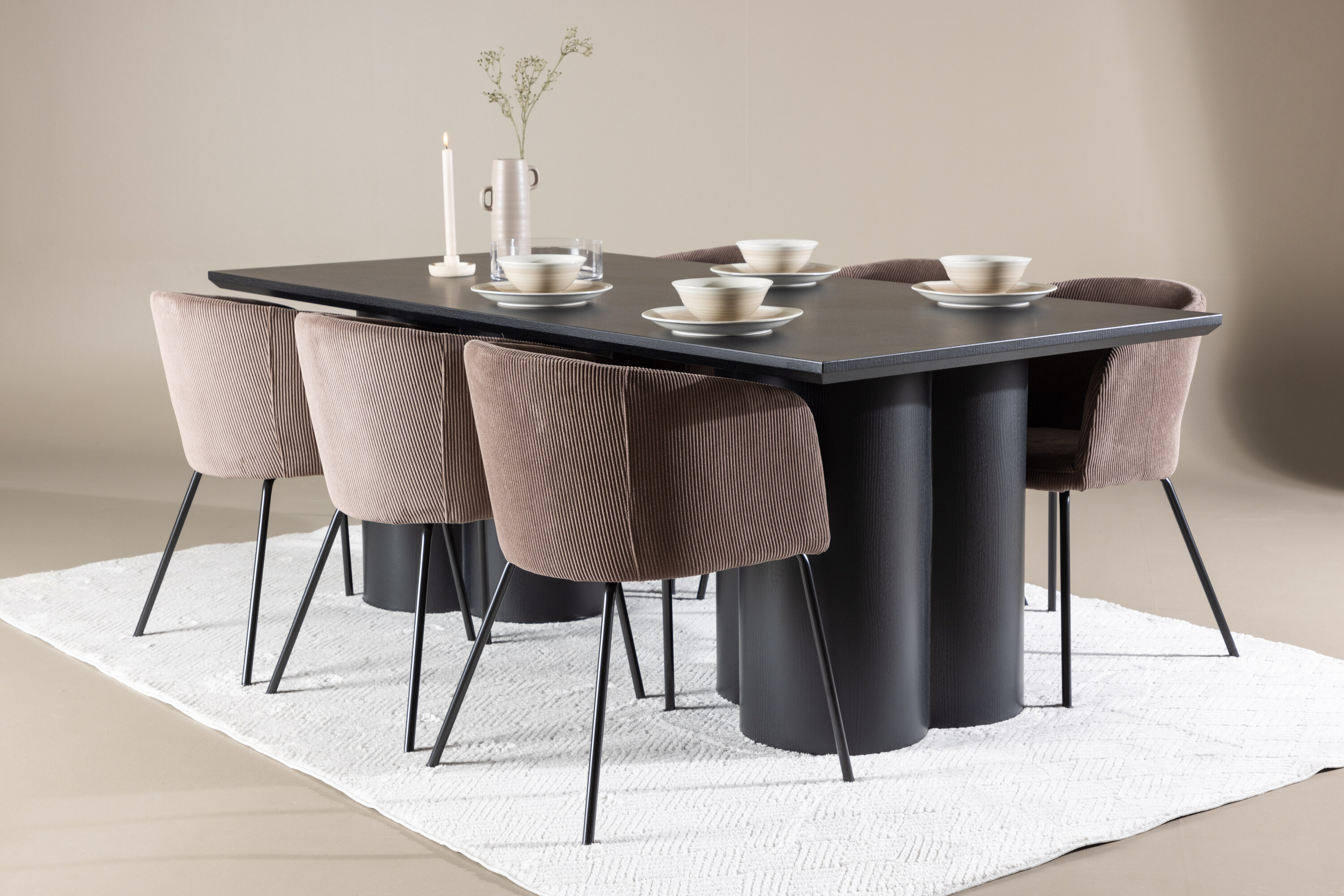 Olivia, Berit ensemble repas rectangulaire noir, marron en situation dans une pièce décorée