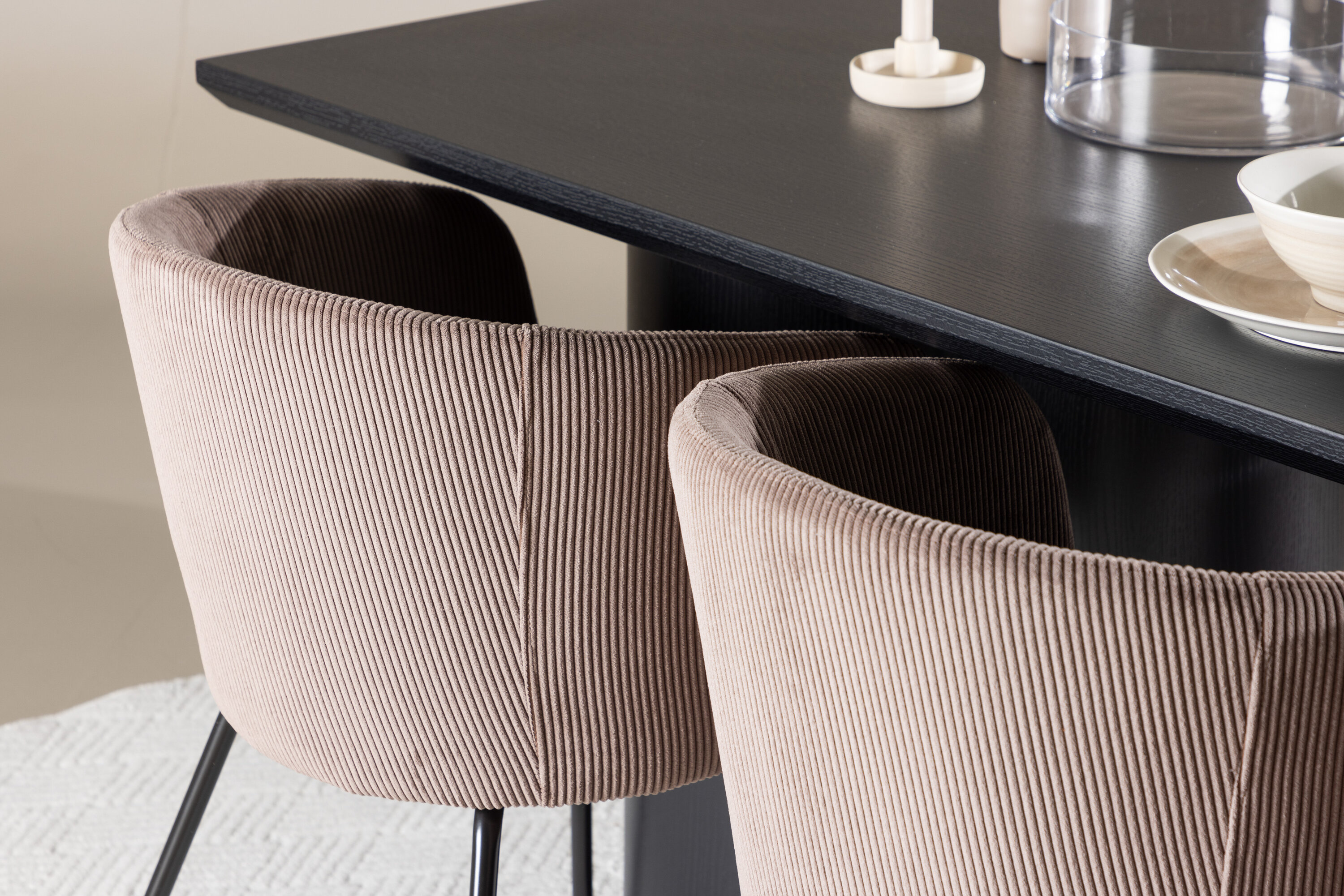 Olivia, Berit ensemble repas rectangulaire noir, marron en situation dans une pièce décorée