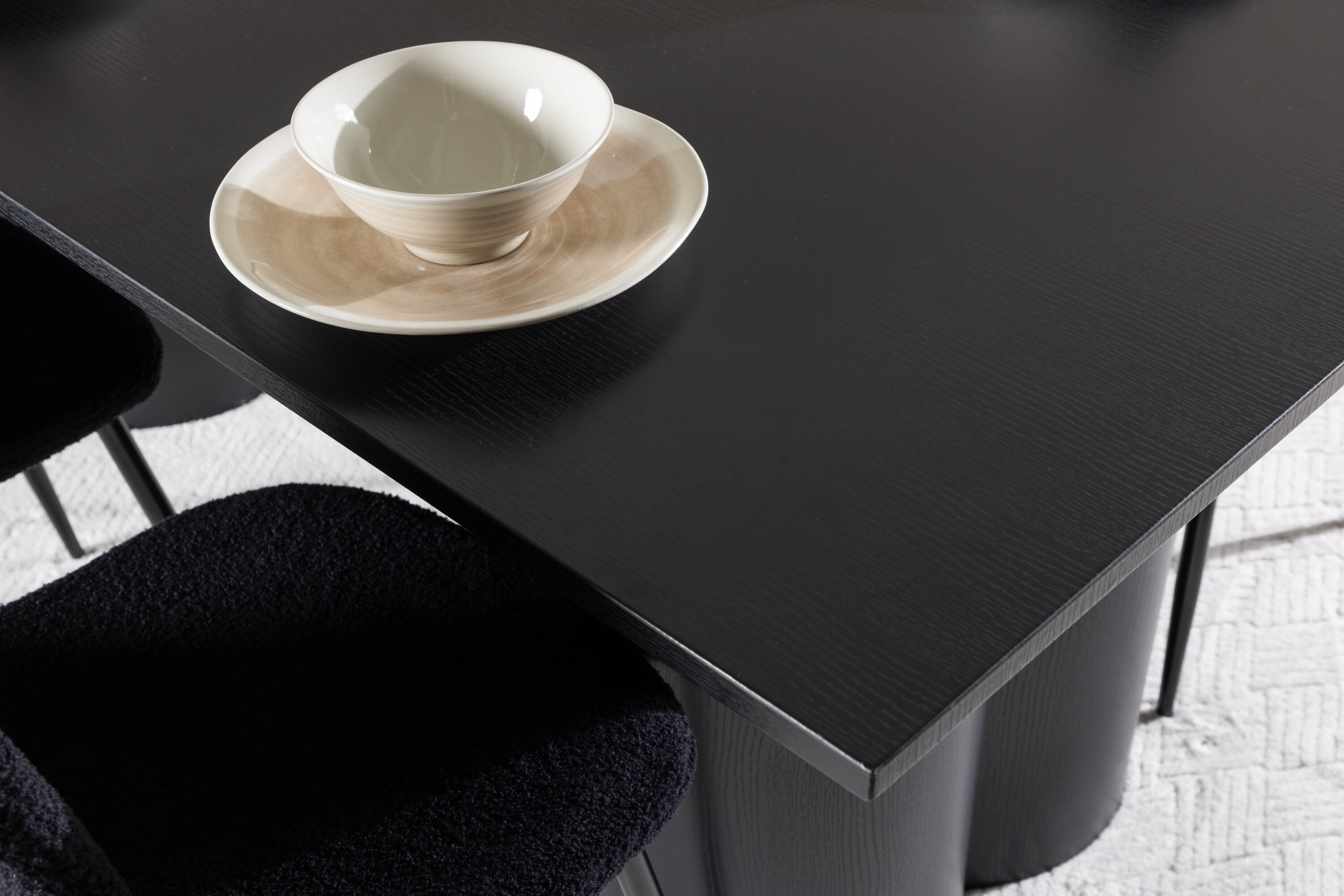 Olivia, Polar ensemble repas rectangulaire noir en situation dans une pièce décorée