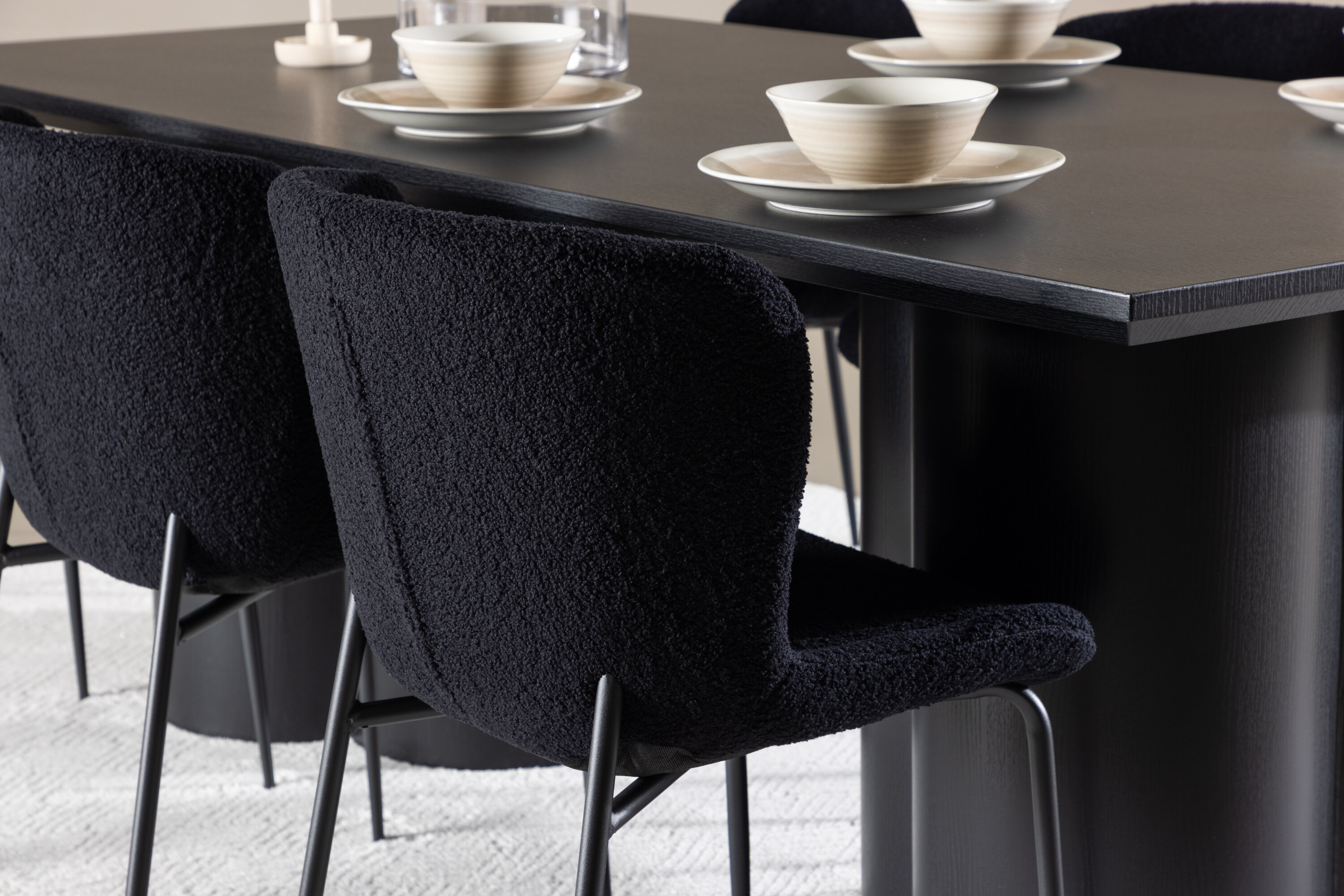 Olivia, Modesto ensemble repas rectangulaire noir en situation dans une pièce décorée