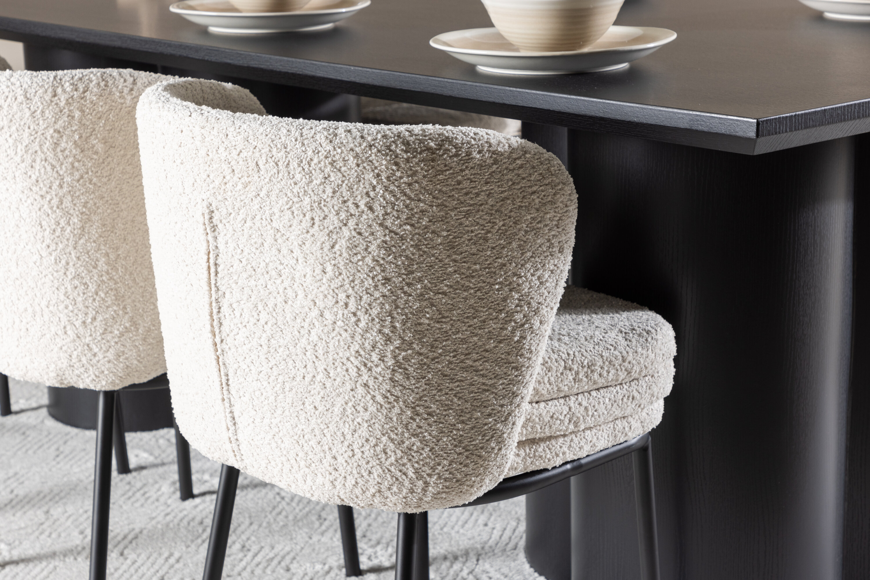 Olivia, Agnes ensemble repas rectangulaire noir, blanc en situation dans une pièce décorée