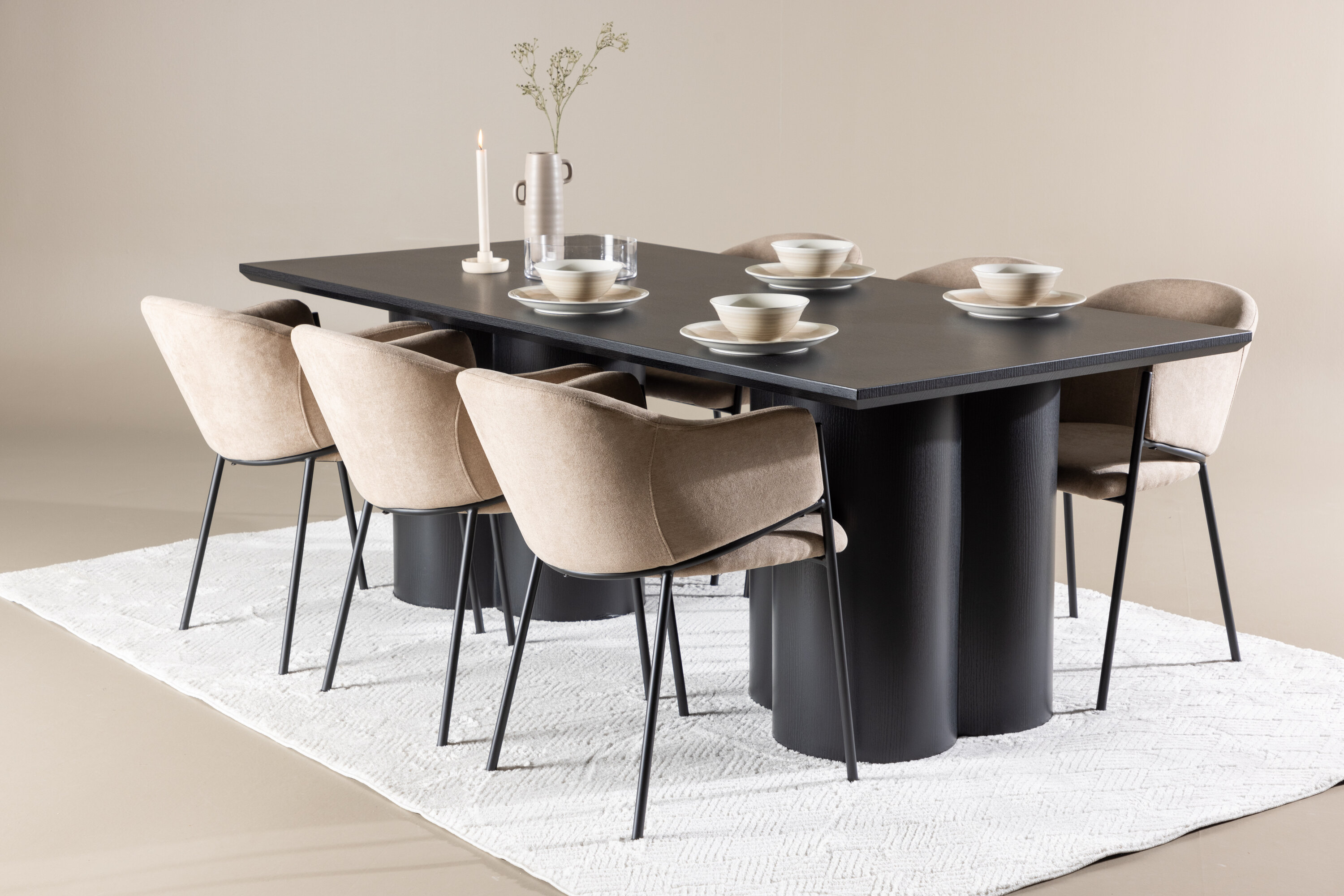 Olivia, Evelina ensemble repas rectangulaire noir, beige en situation dans une pièce décorée