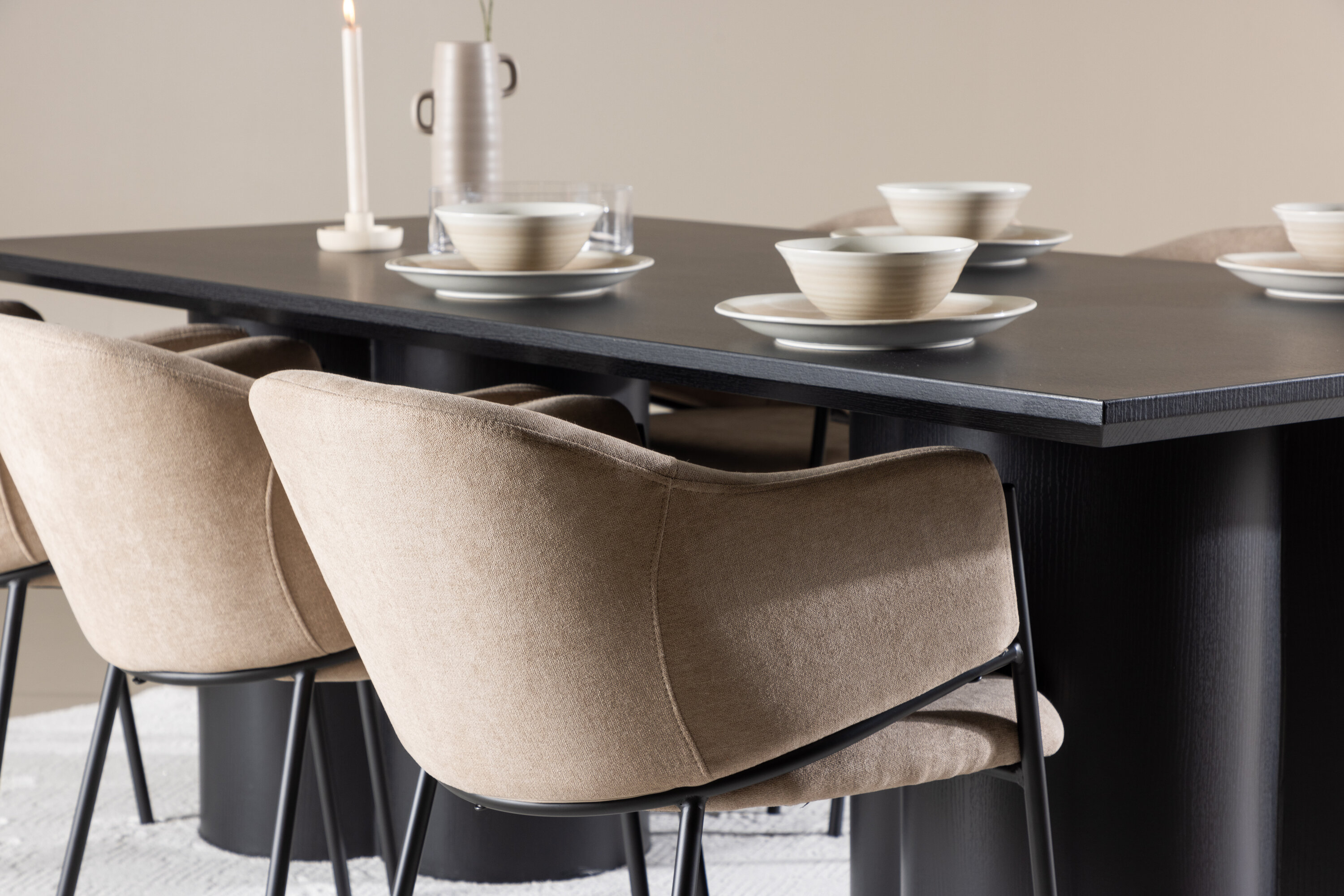 Olivia, Evelina ensemble repas rectangulaire noir, beige en situation dans une pièce décorée