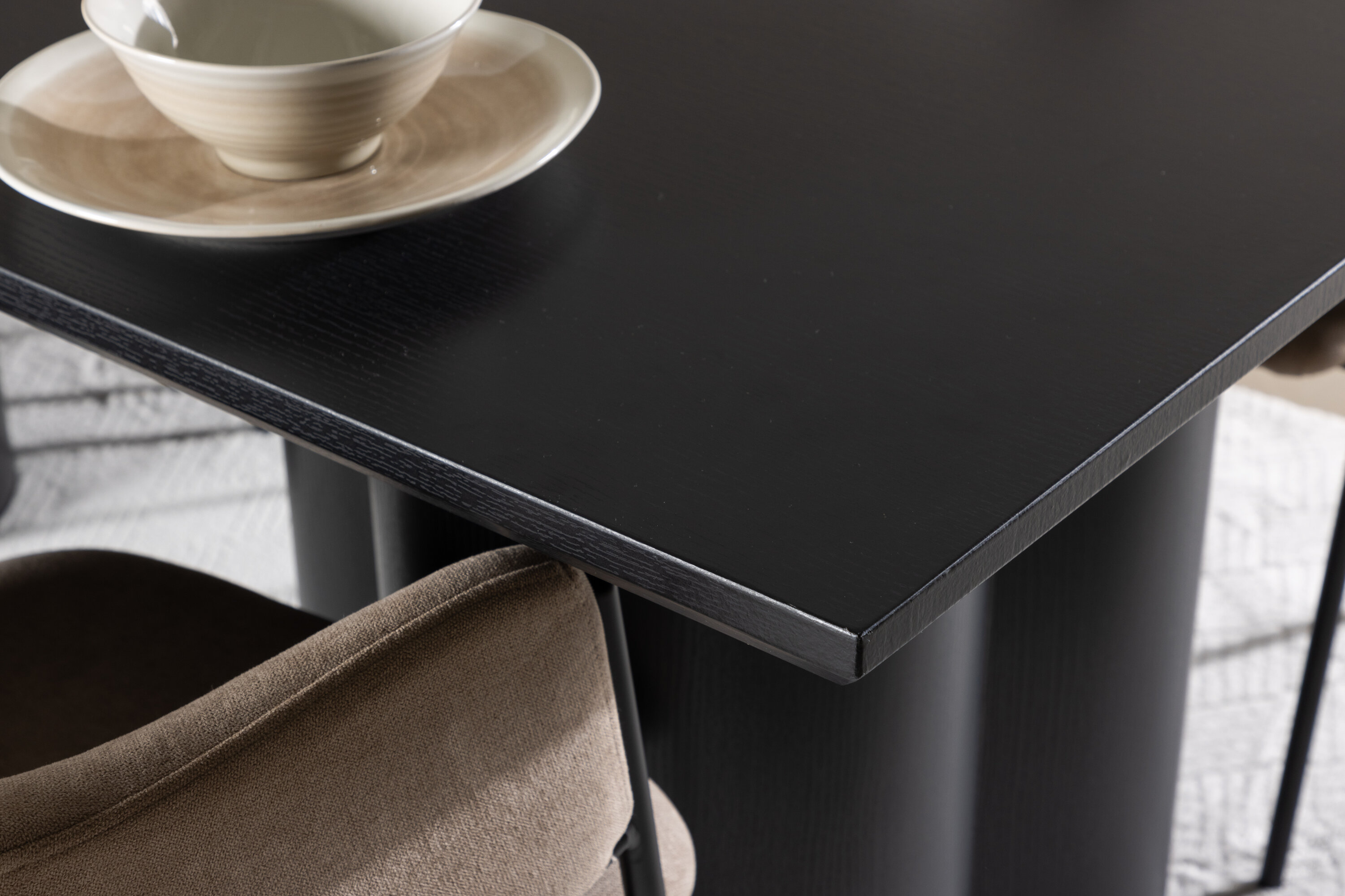 Olivia, Evelina ensemble repas rectangulaire noir, beige en situation dans une pièce décorée