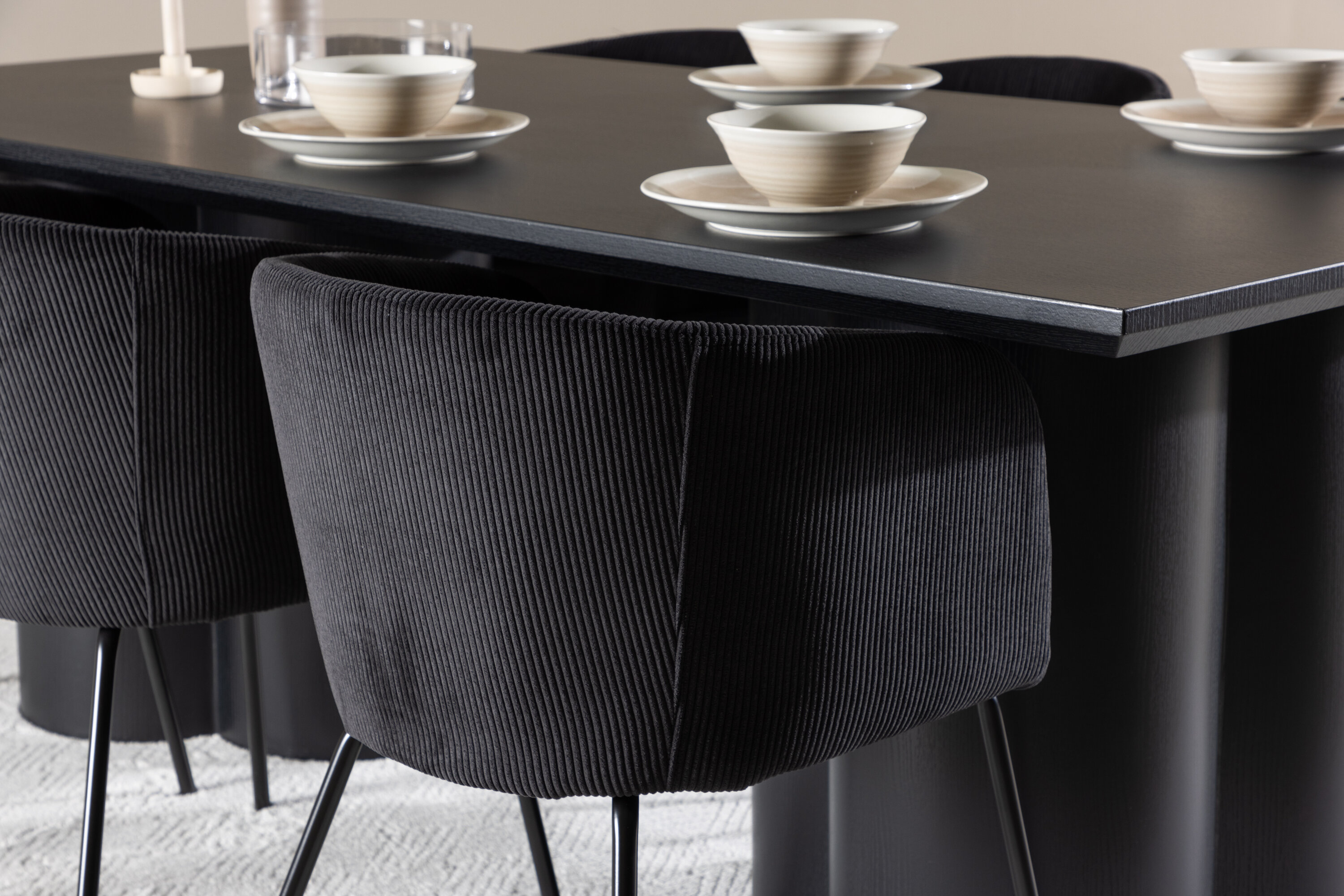 Olivia, Berit ensemble repas rectangulaire noir en situation dans une pièce décorée