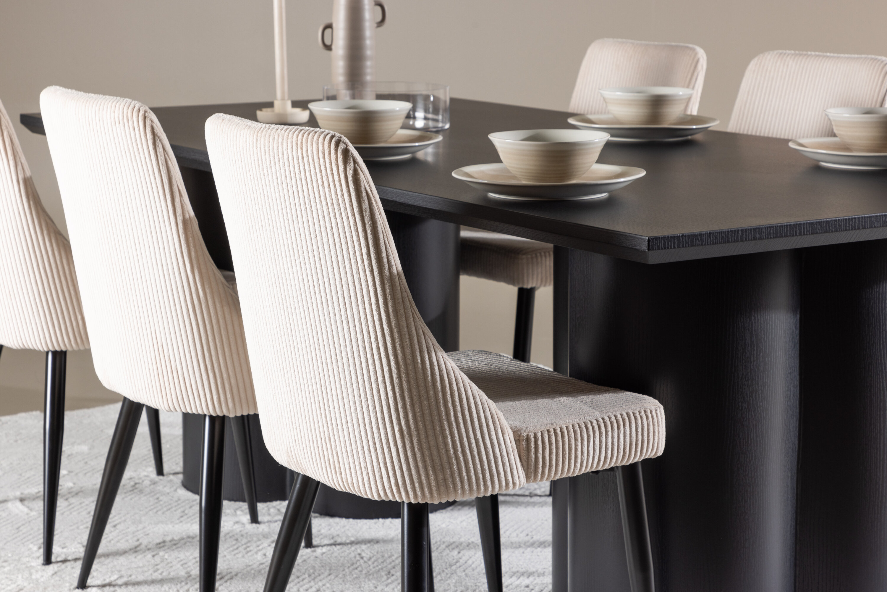 Olivia, Leone ensemble repas rectangulaire noir, beige en situation dans une pièce décorée