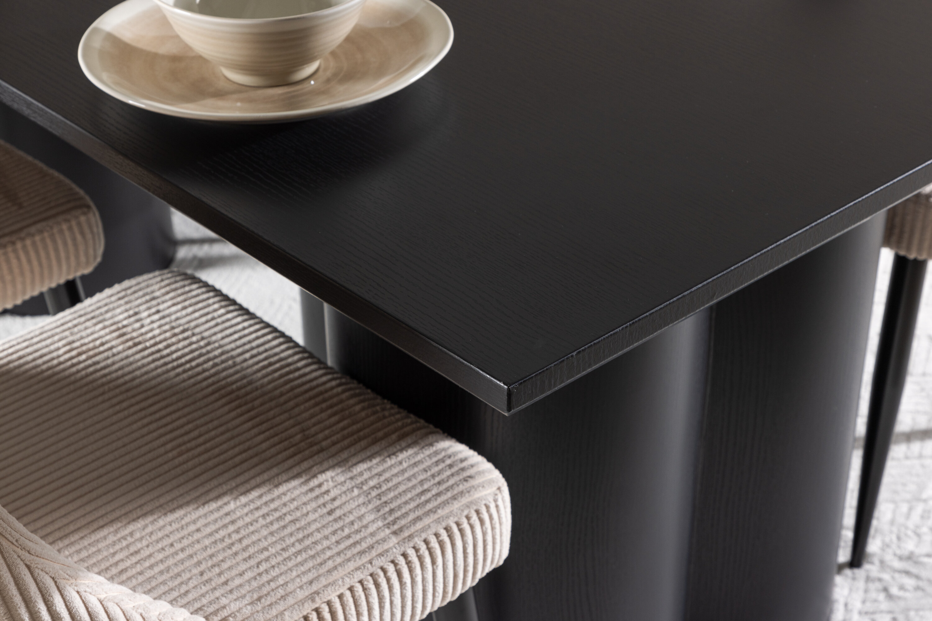 Olivia, Leone ensemble repas rectangulaire noir, beige en situation dans une pièce décorée