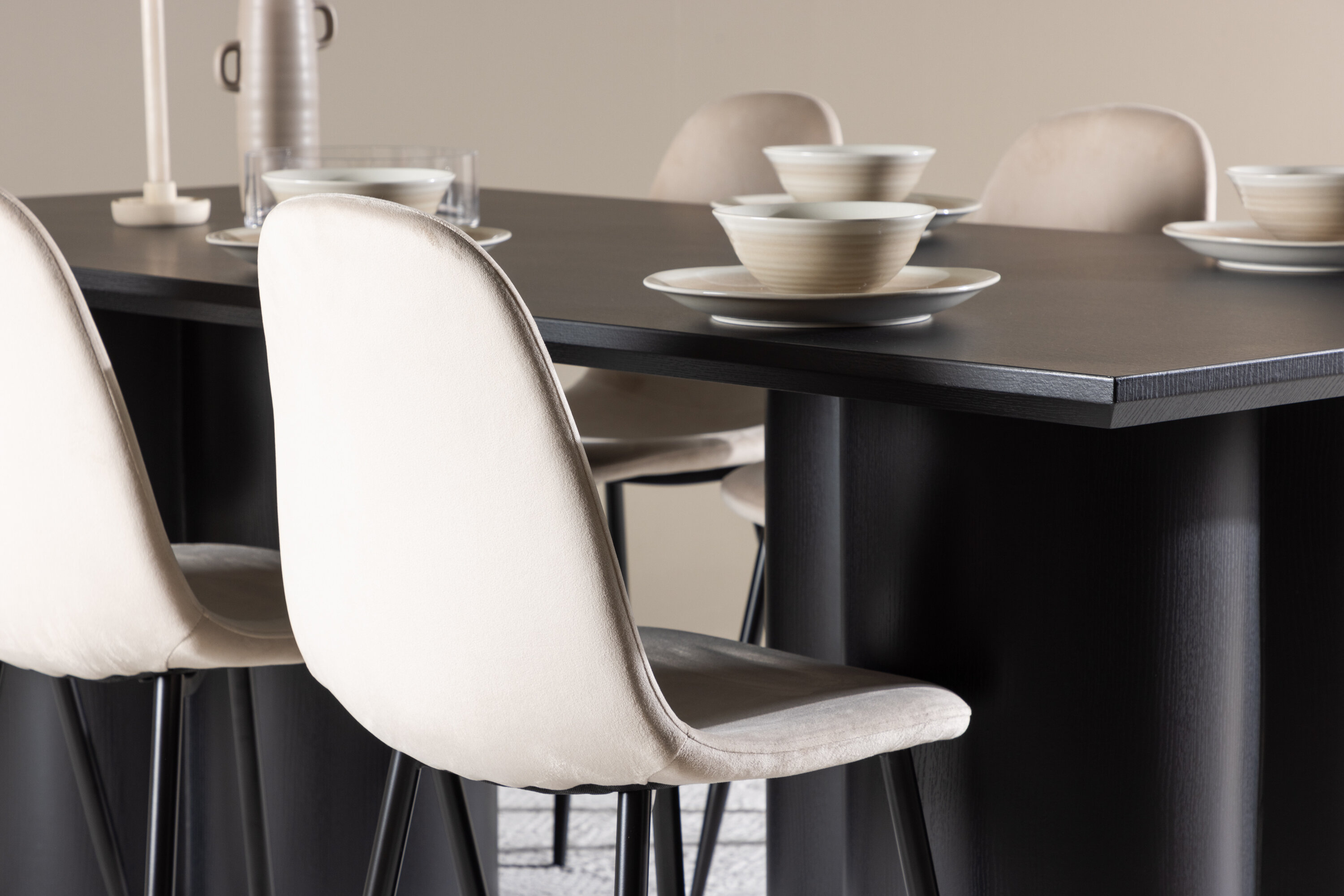Olivia, Polar ensemble repas rectangulaire noir, beige en situation dans une pièce décorée