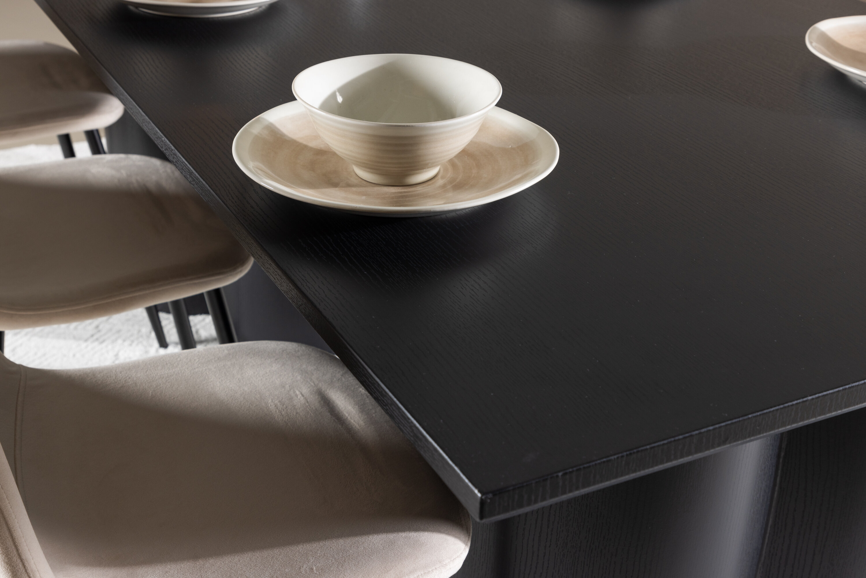 Olivia, Polar ensemble repas rectangulaire noir, beige en situation dans une pièce décorée