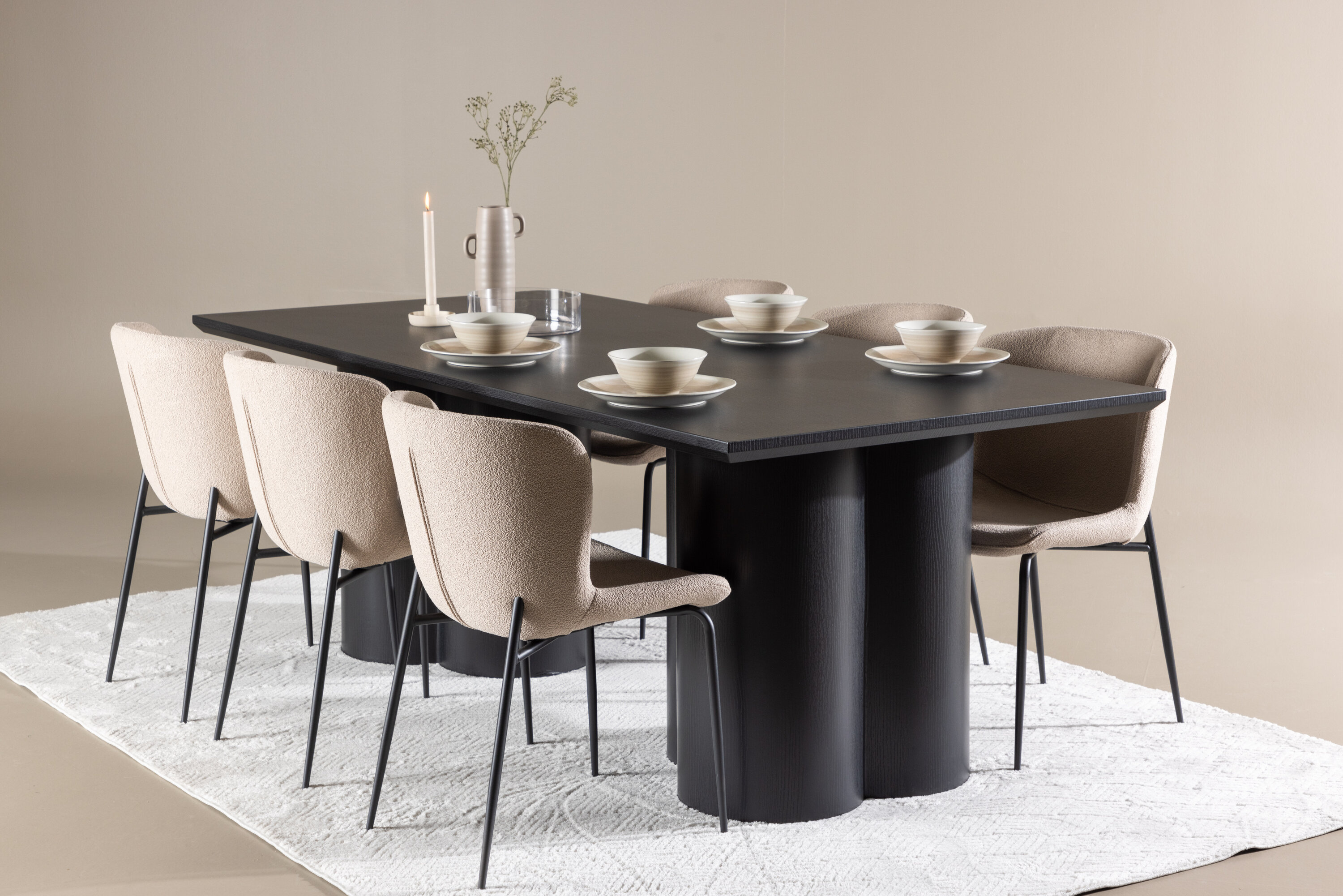 Olivia, Modesto ensemble repas rectangulaire noir, beige en situation dans une pièce décorée
