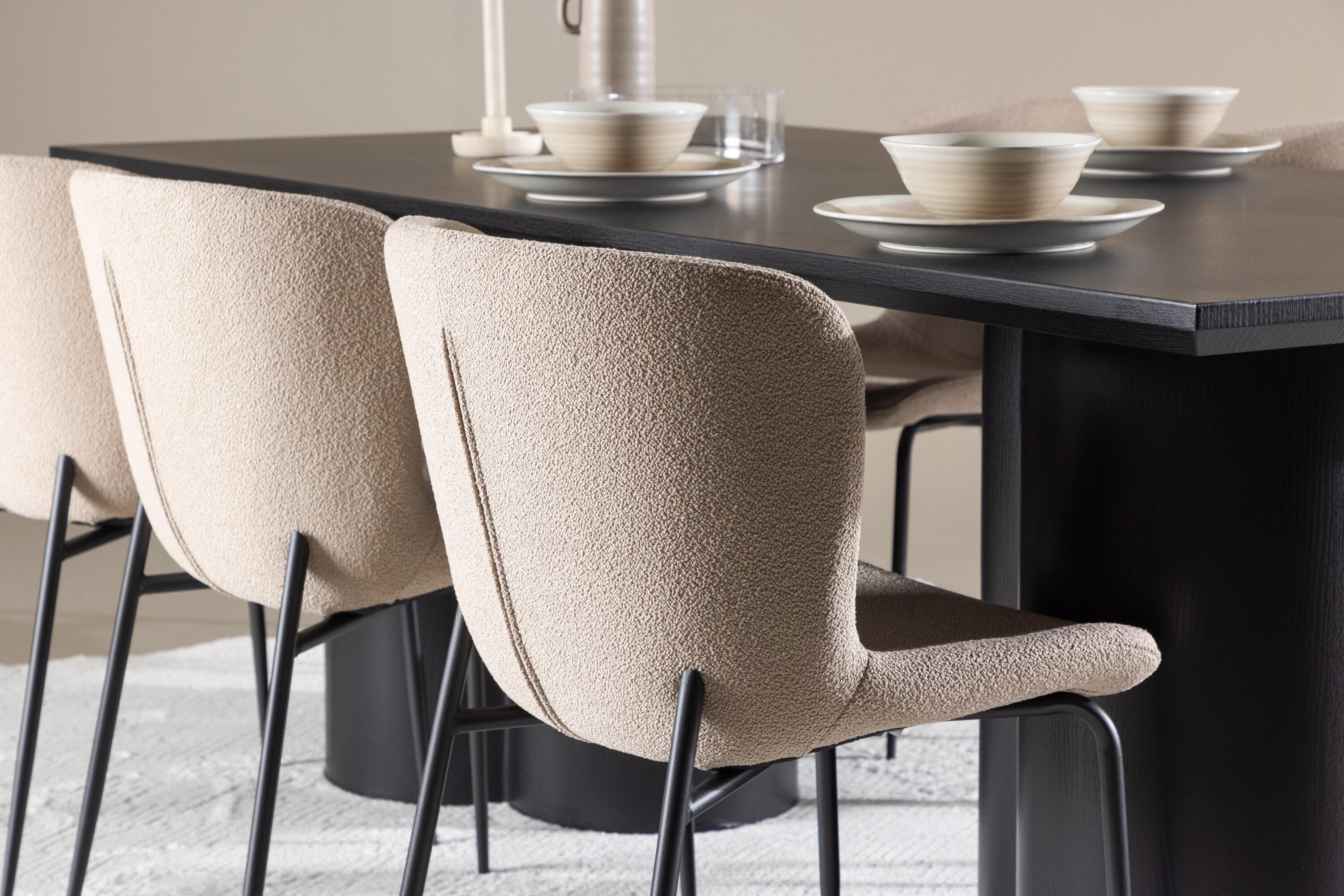 Olivia, Modesto ensemble repas rectangulaire noir, beige en situation dans une pièce décorée
