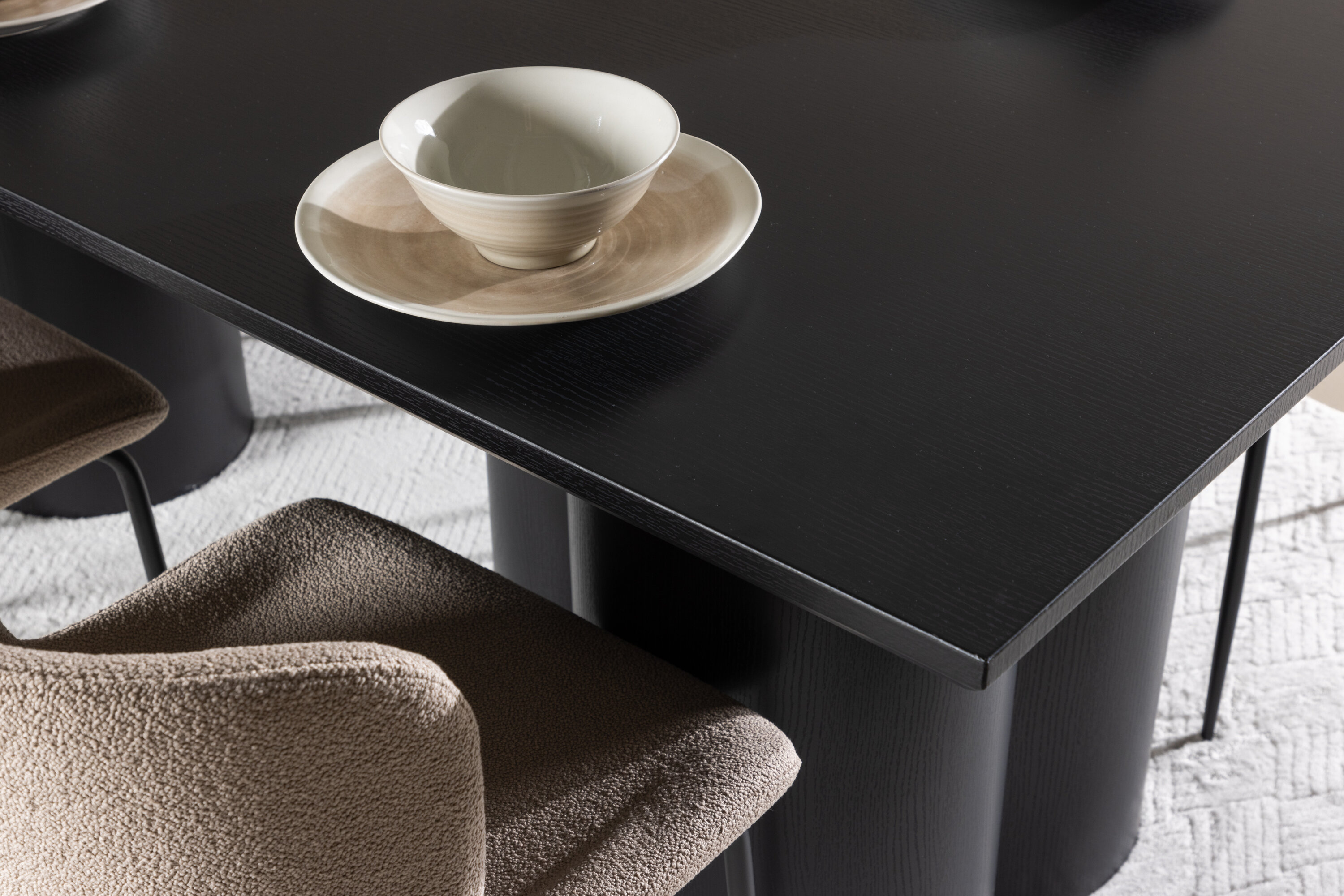 Olivia, Modesto ensemble repas rectangulaire noir, beige en situation dans une pièce décorée