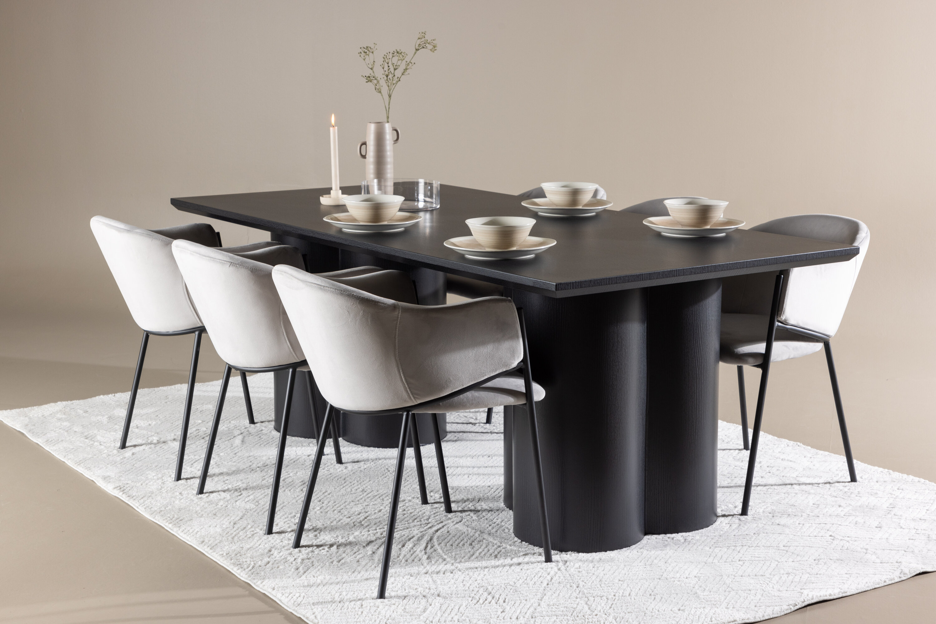 Olivia, Evelina ensemble repas rectangulaire noir, gris en situation dans une pièce décorée