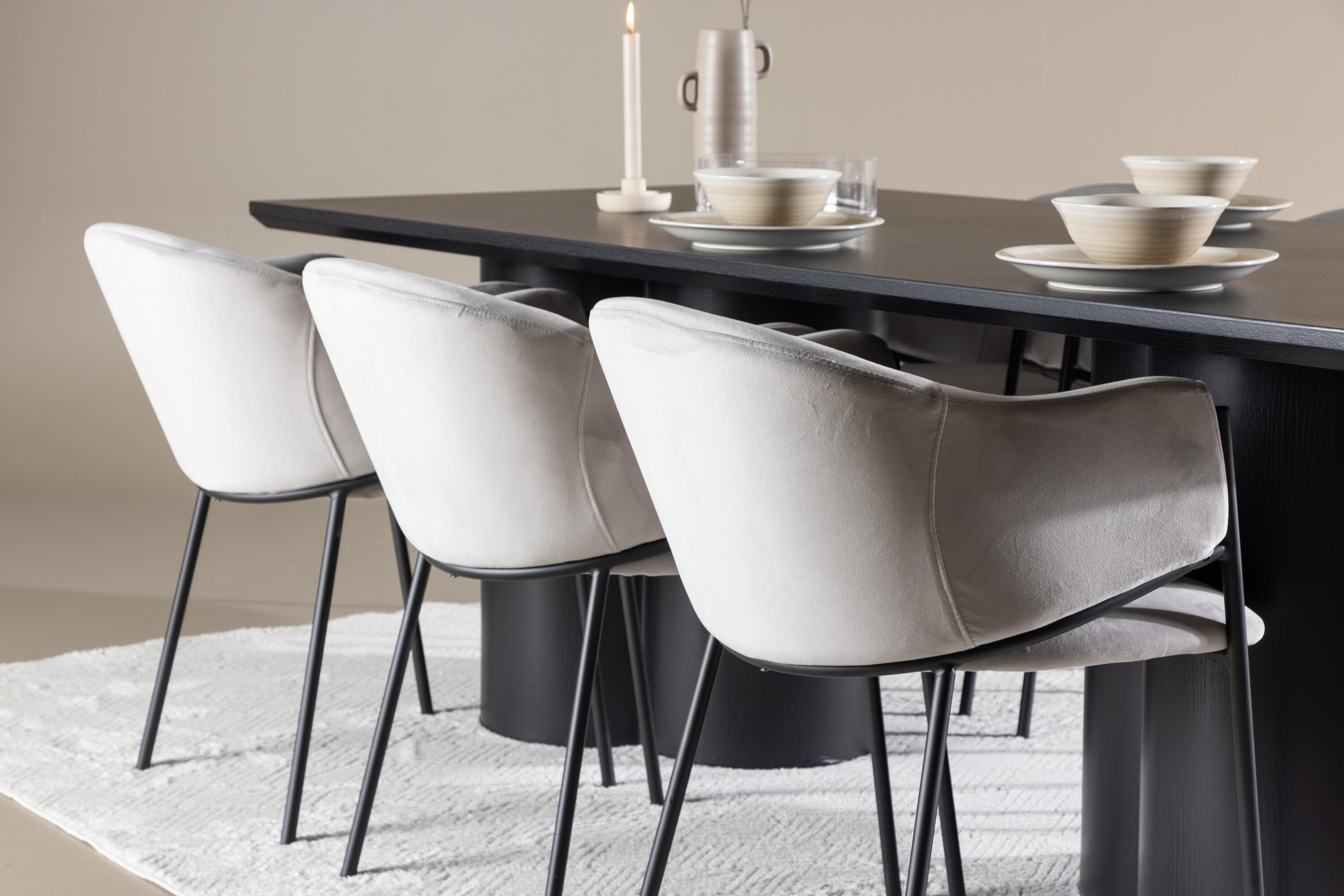 Olivia, Evelina ensemble repas rectangulaire noir, gris en situation dans une pièce décorée