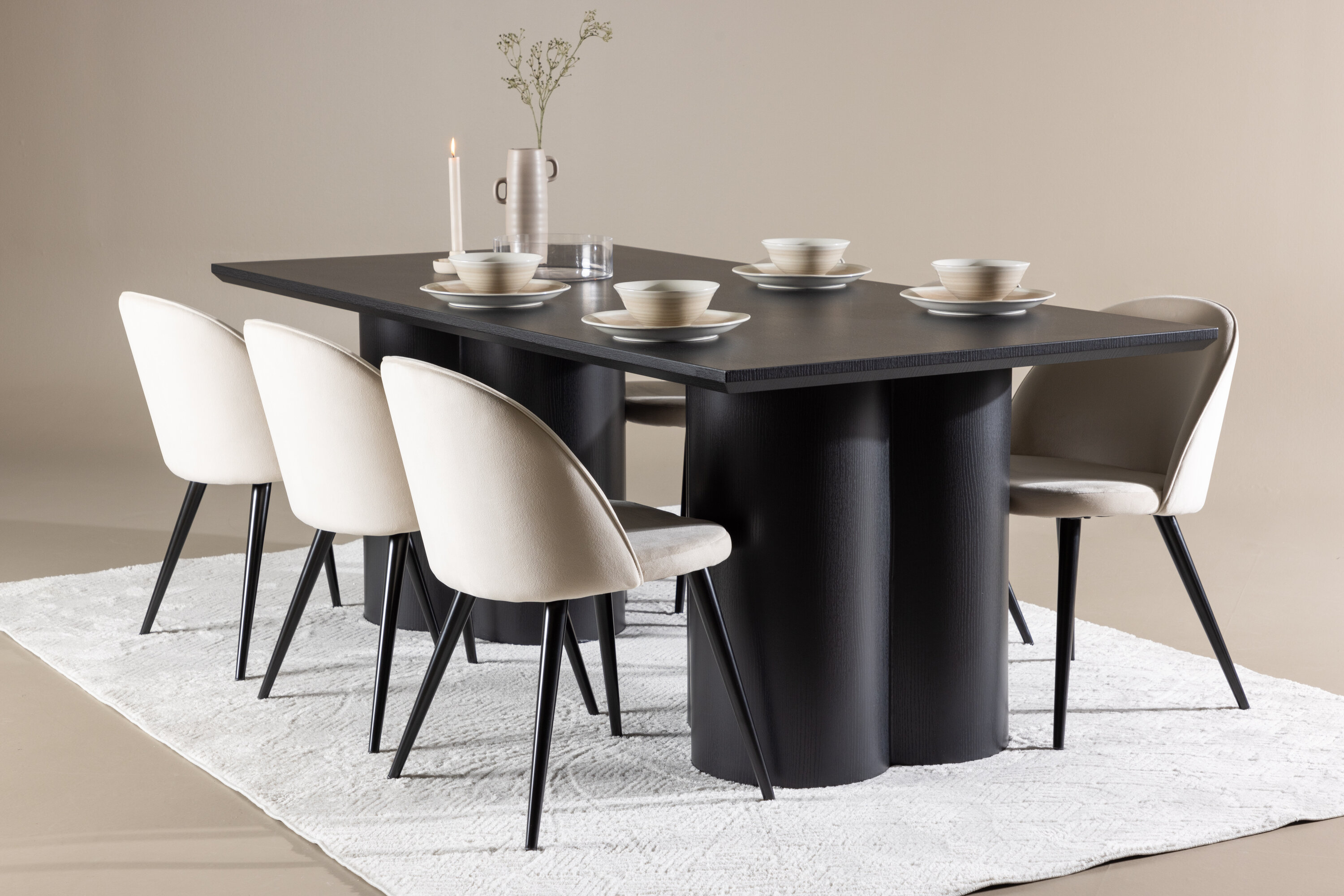 Olivia, Velvet ensemble repas rectangulaire noir, beige en situation dans une pièce décorée