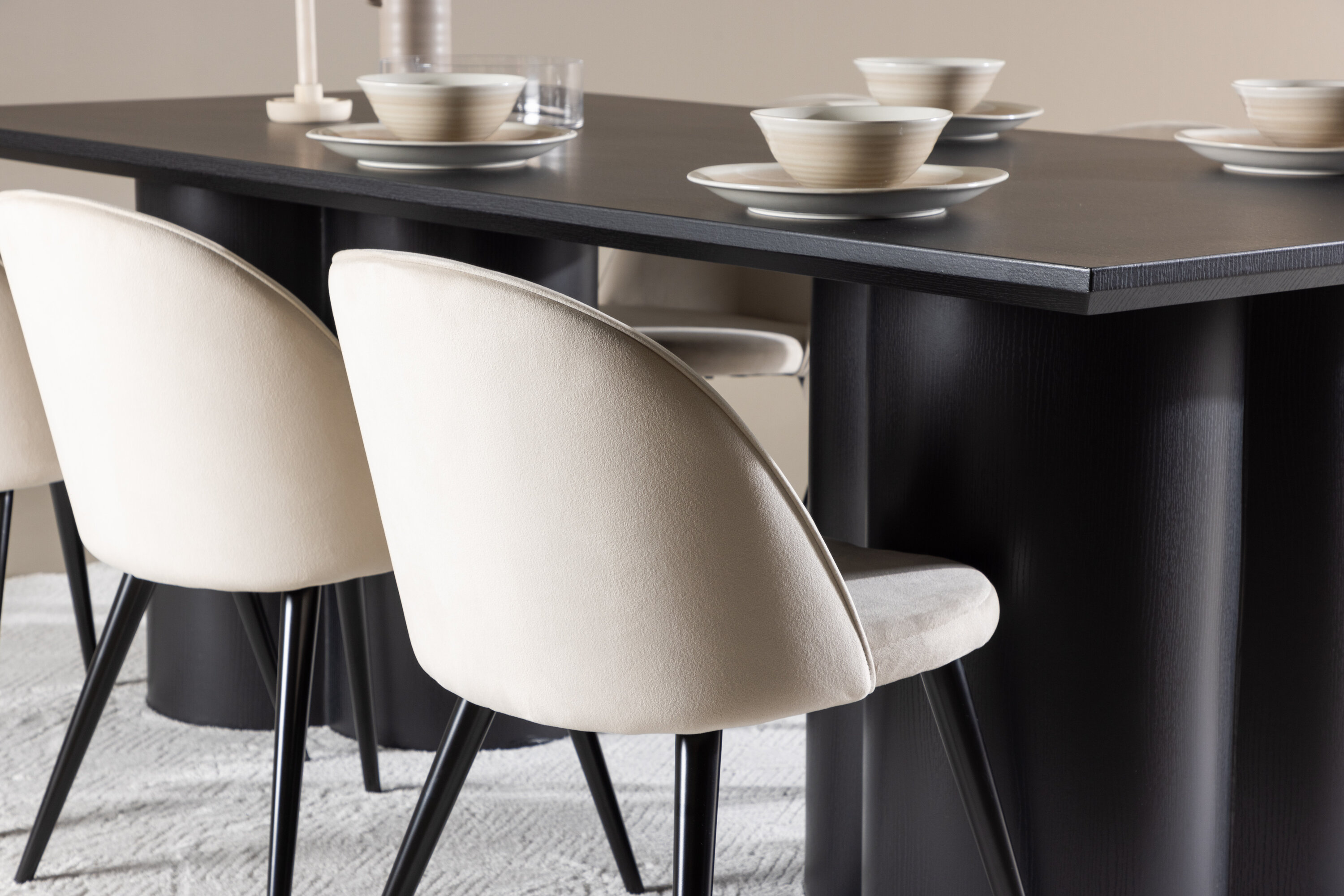 Olivia, Velvet ensemble repas rectangulaire noir, beige en situation dans une pièce décorée